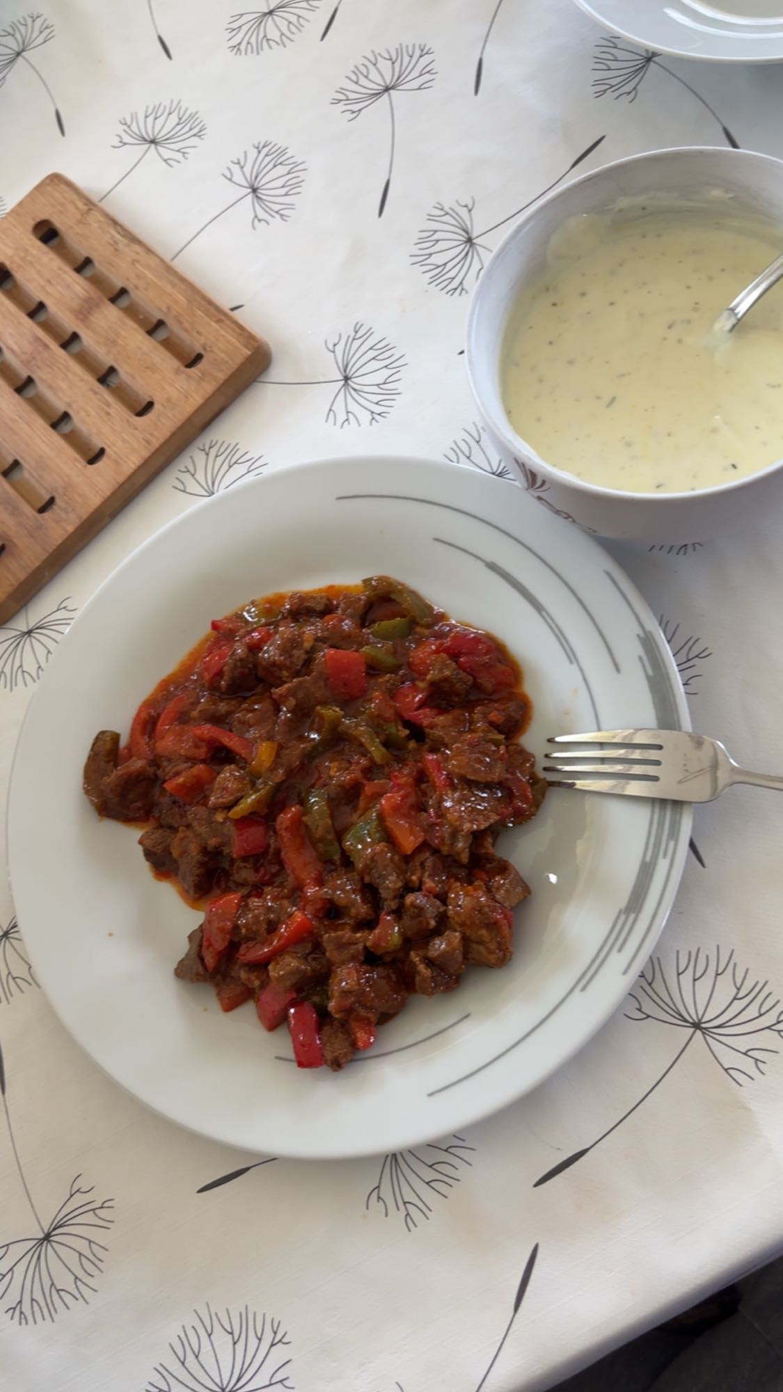 Rindergulasch mit Soße und Skyr-Dip