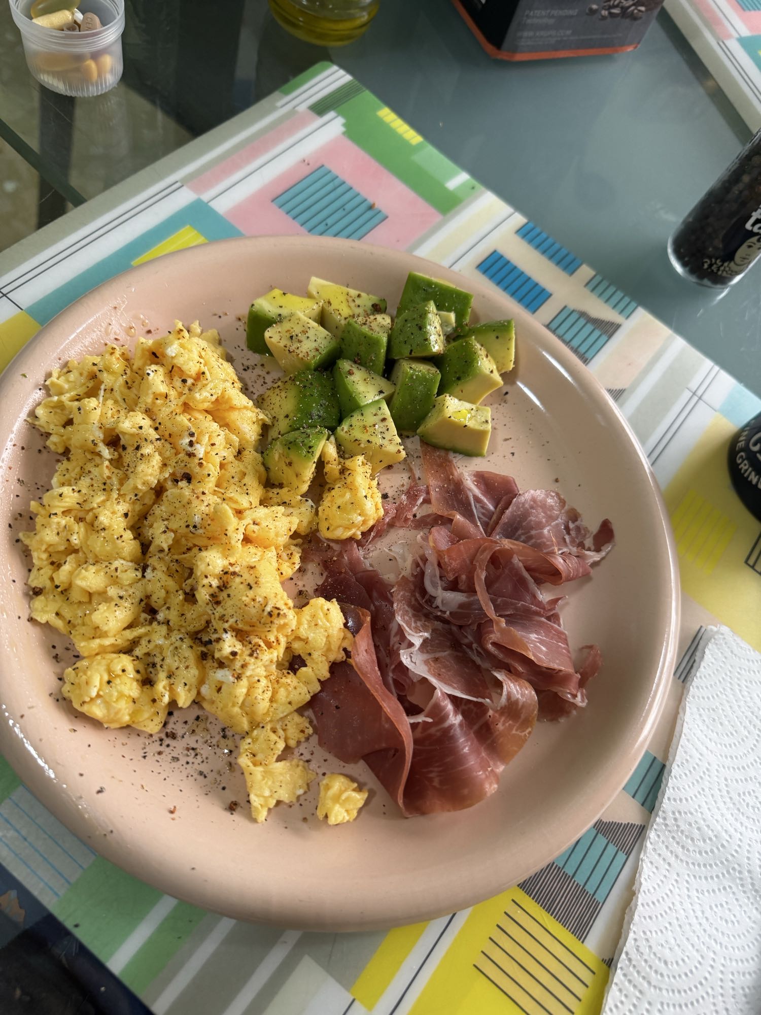 huevos con aguacate y jamón