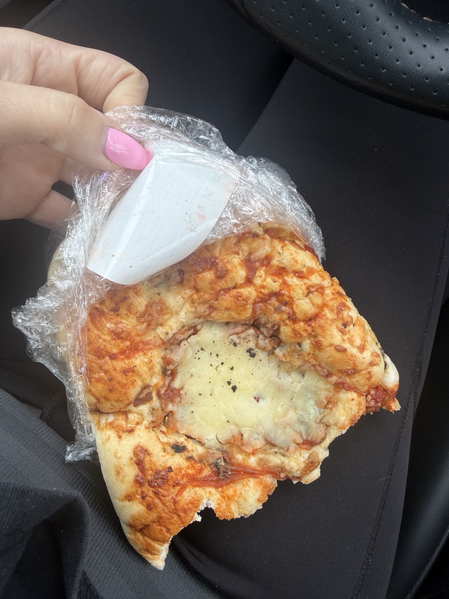 Kawałek pizzy z sosem