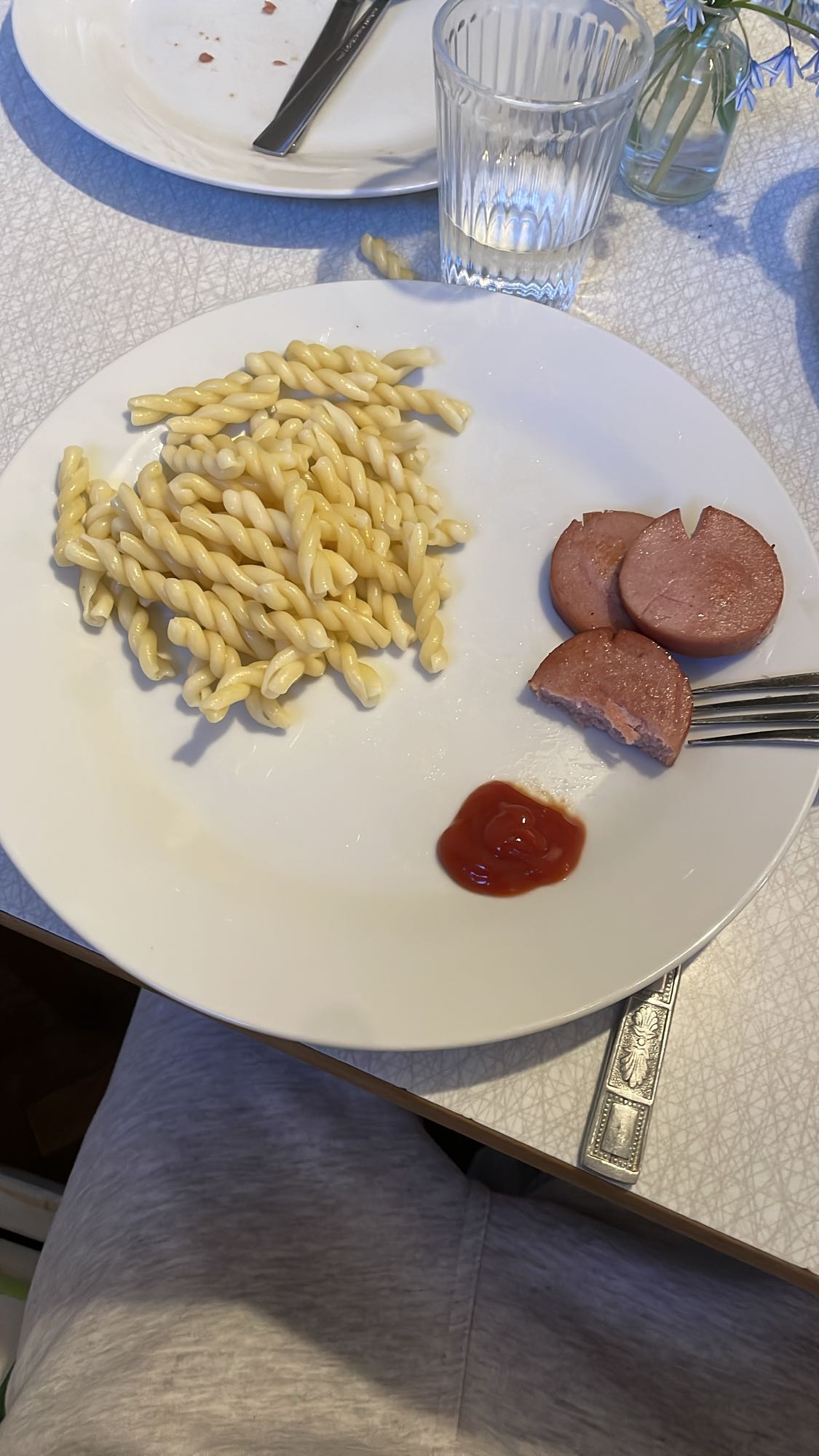 Pasta med korv och ketchup