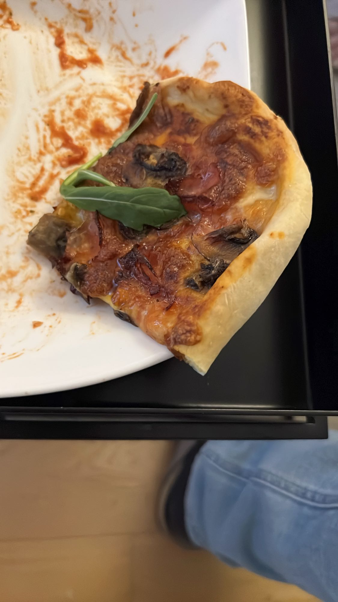 Pizzastück mit Schinken