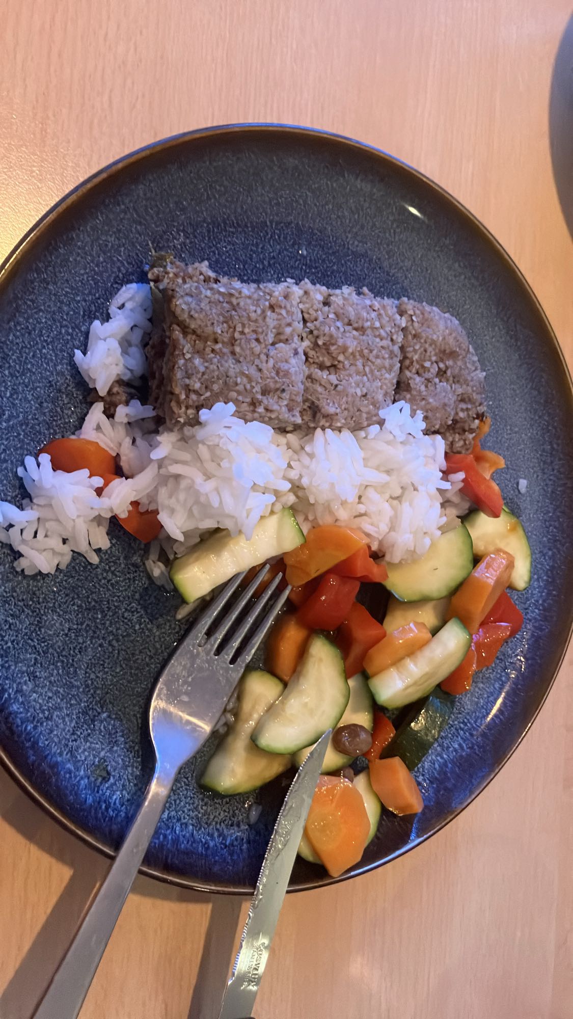 Arroz com carne e salada