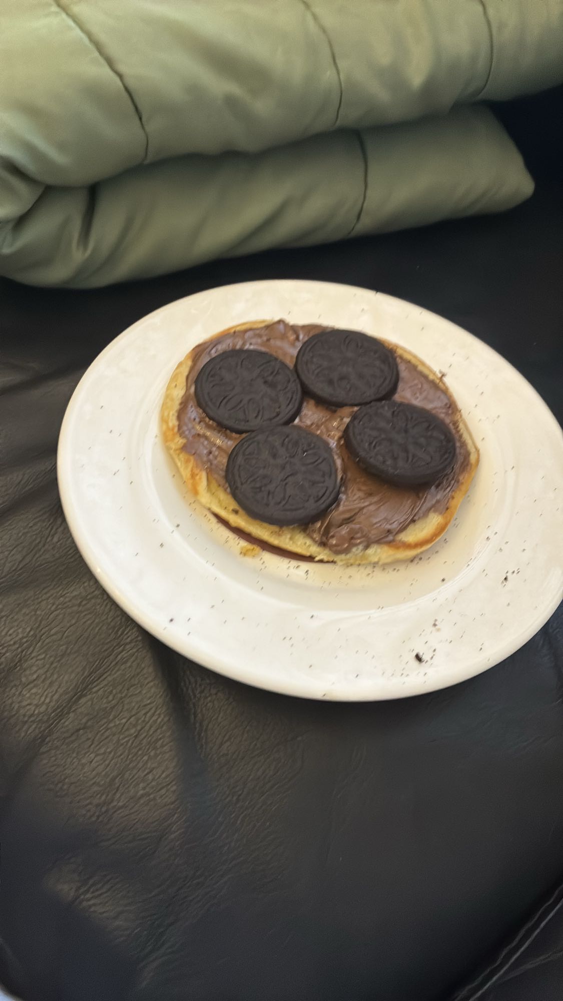 Panqueque con crema y galletas