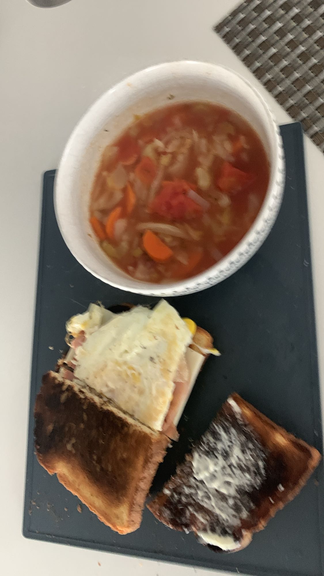 Croque et soupe tomate