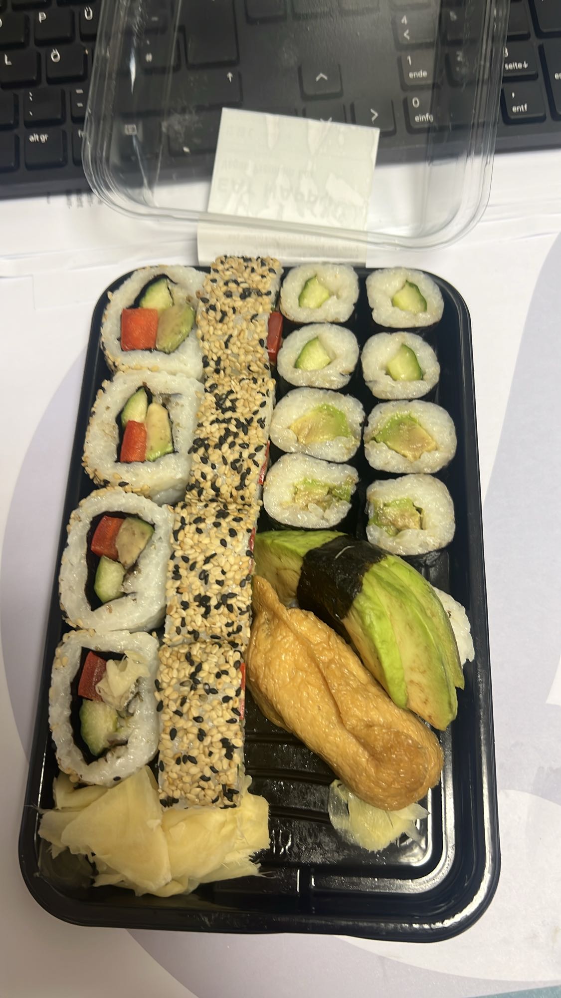 Sushi-Mix mit Avocado