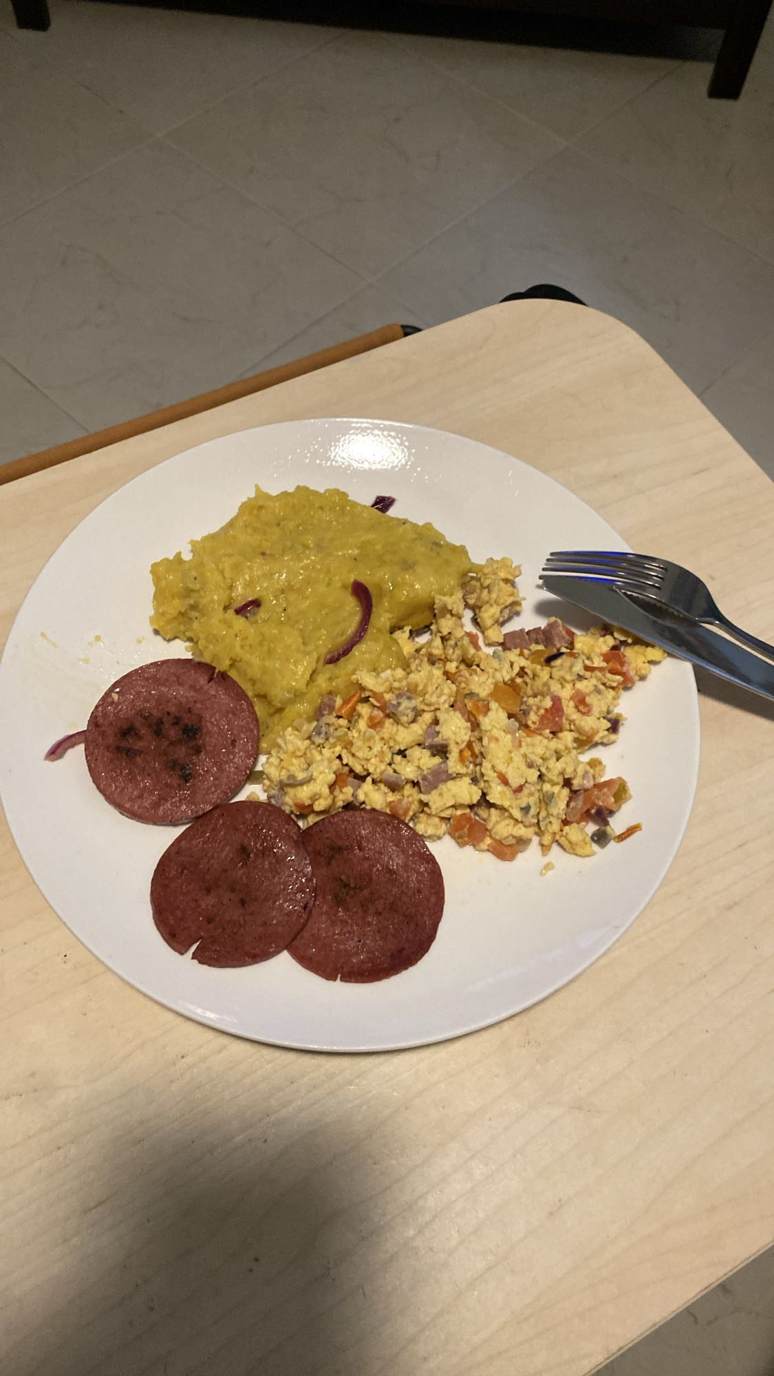 huevos con mangú y salami