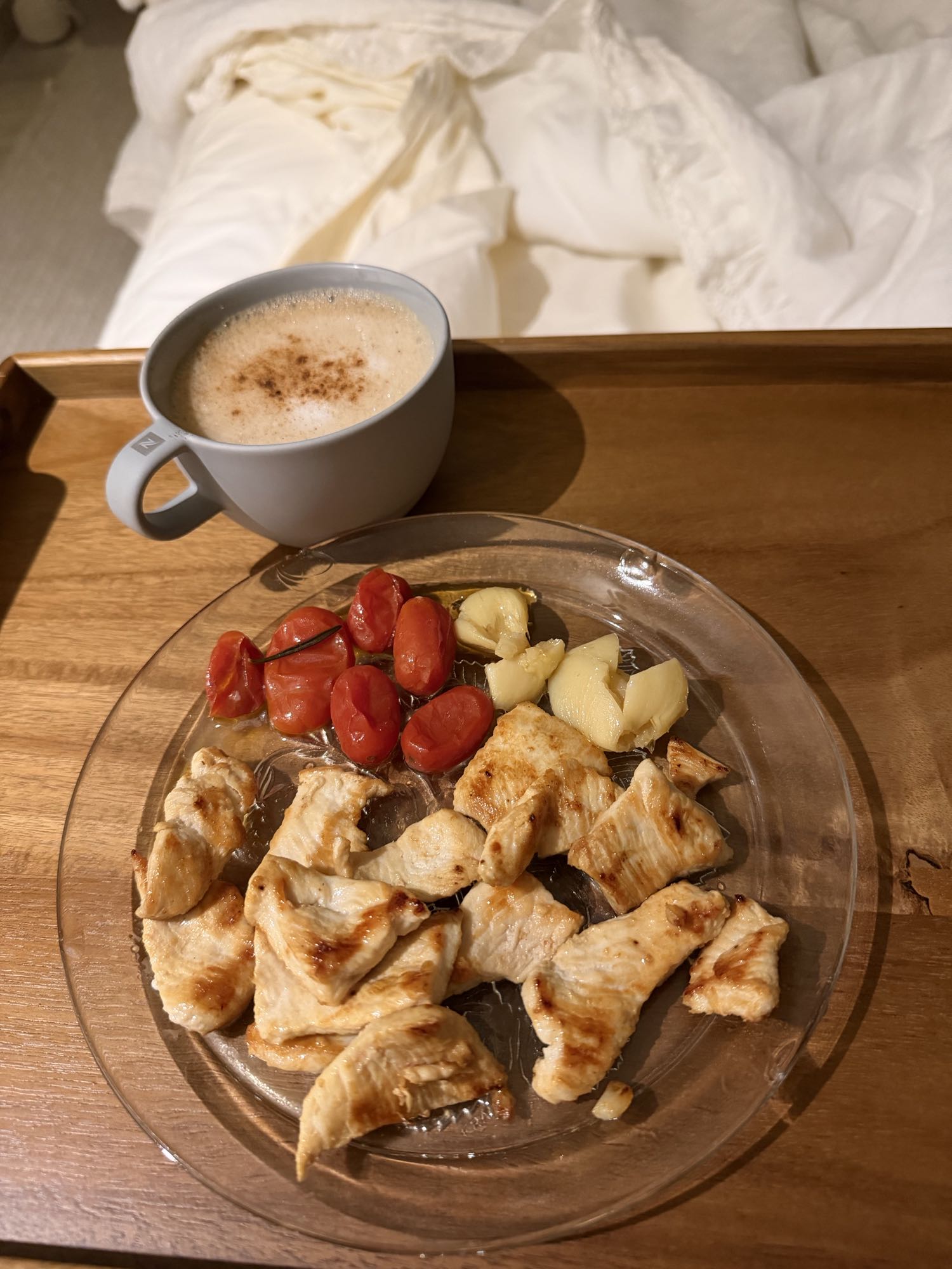 pollo con verduras y café