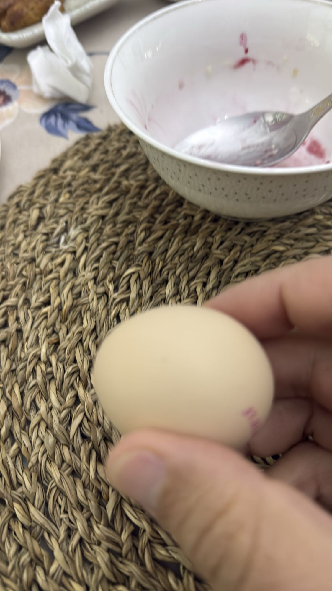 Яйцо и ягодный йогурт