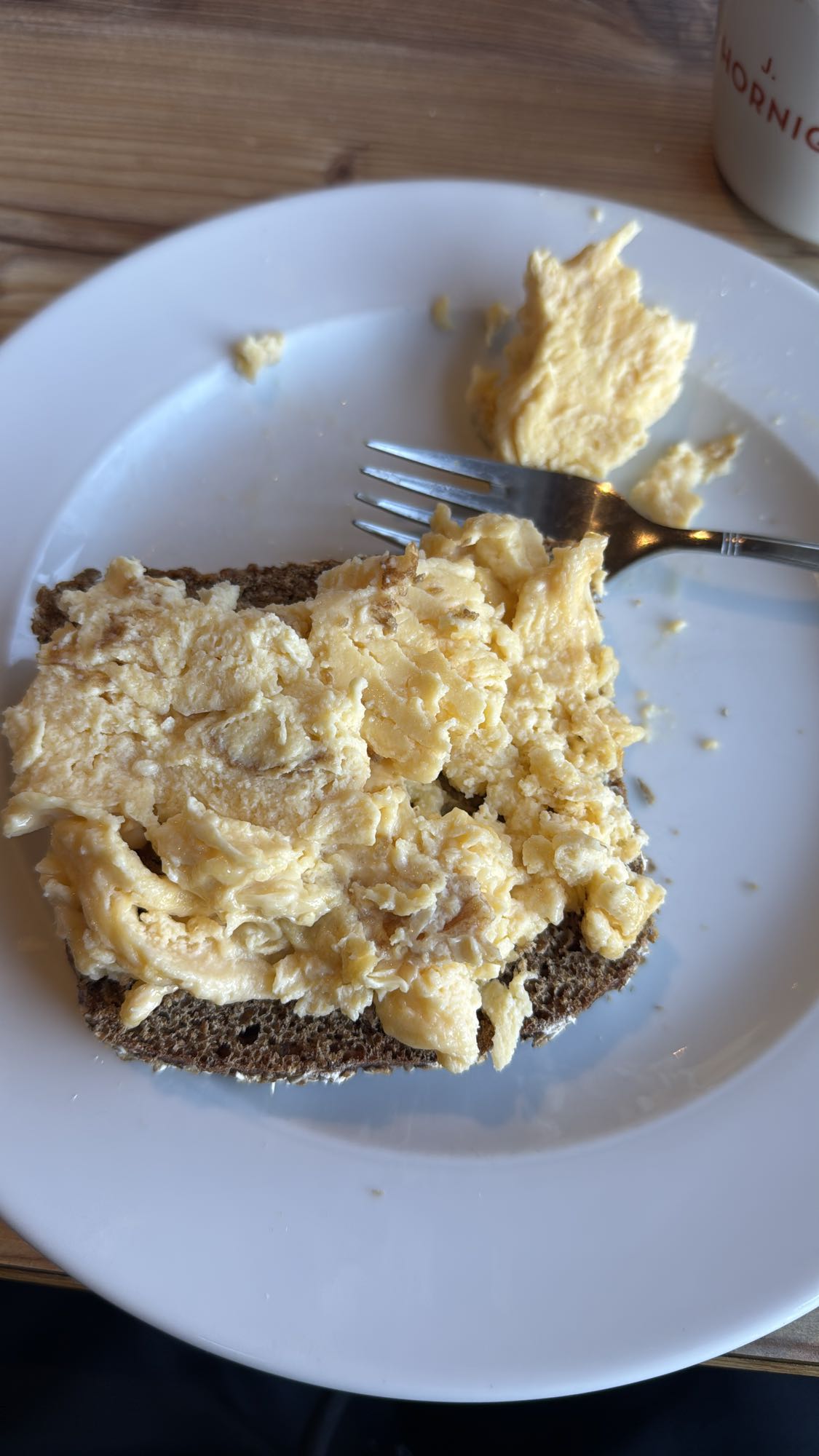 roerei op roggebrood