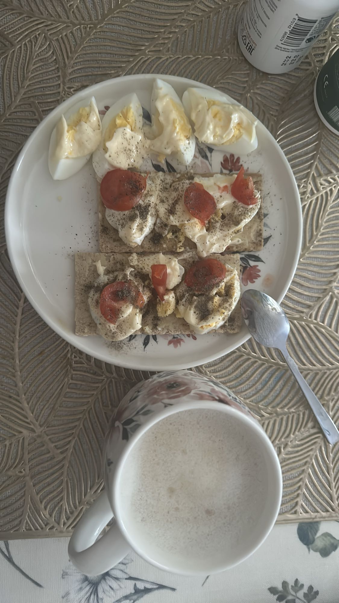 Wasa z jajkiem i pomidorem