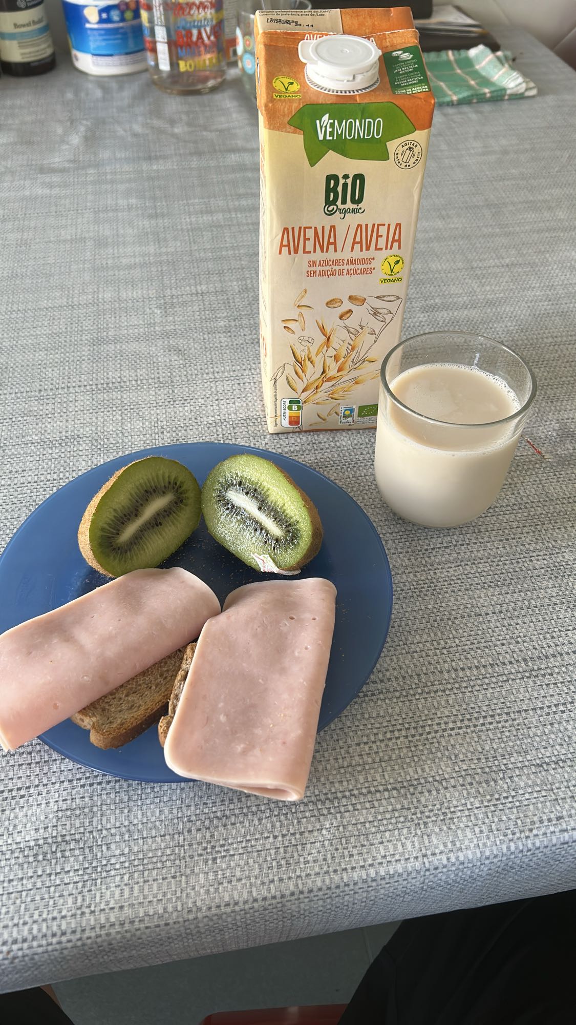desayuno con kiwi y pavo