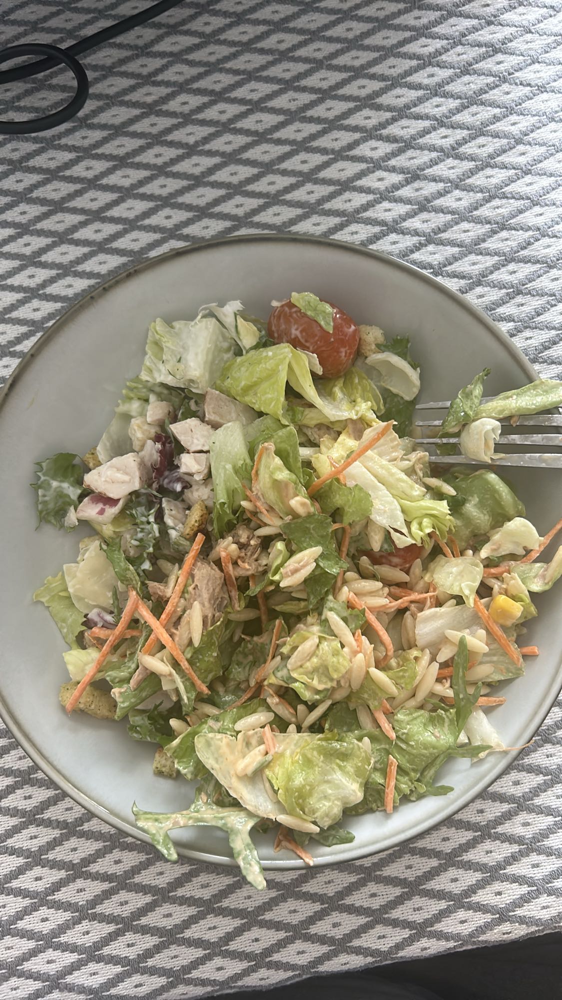 Salată cu pui și orzo
