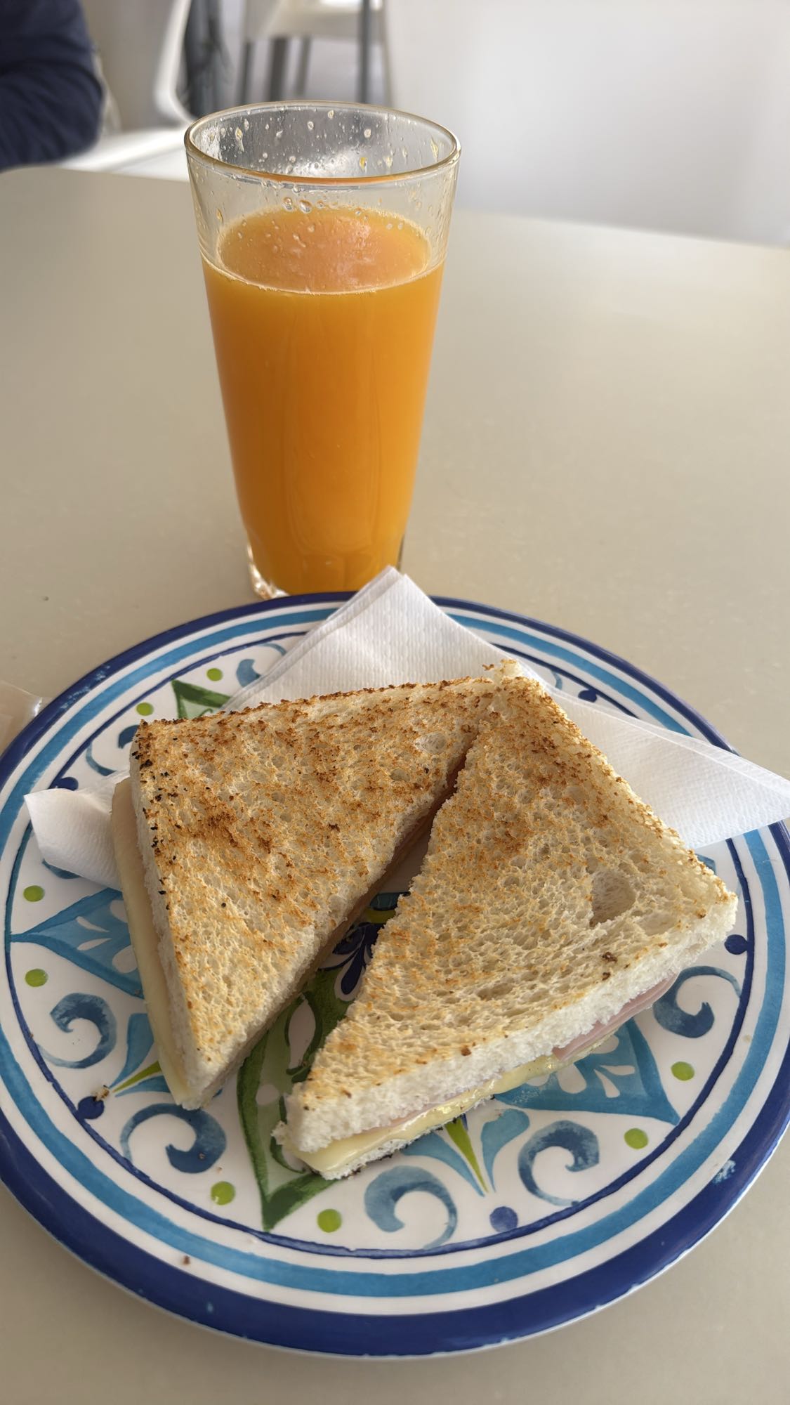 Toast prosciutto e succo