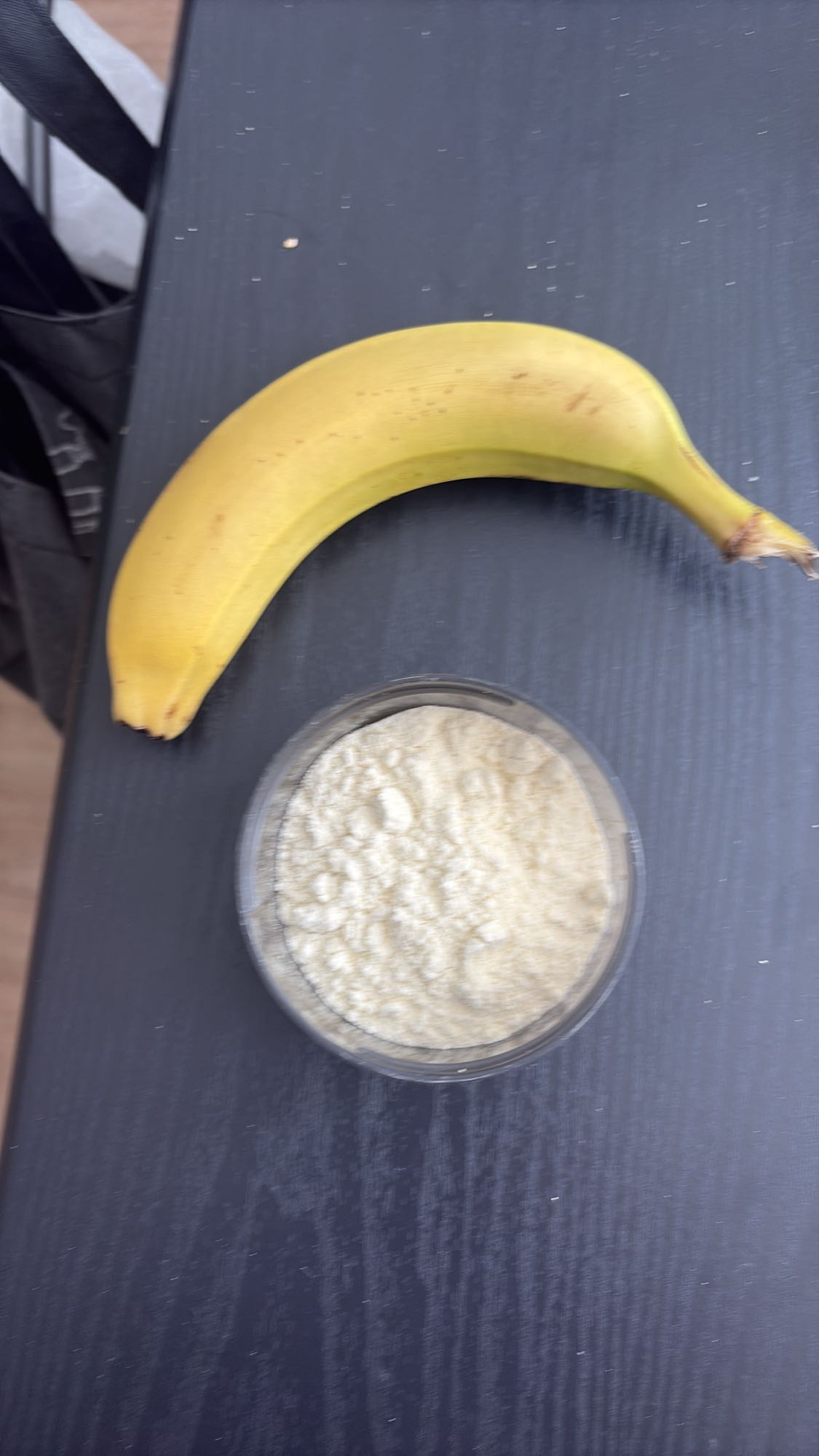 Banane et poudre lactée