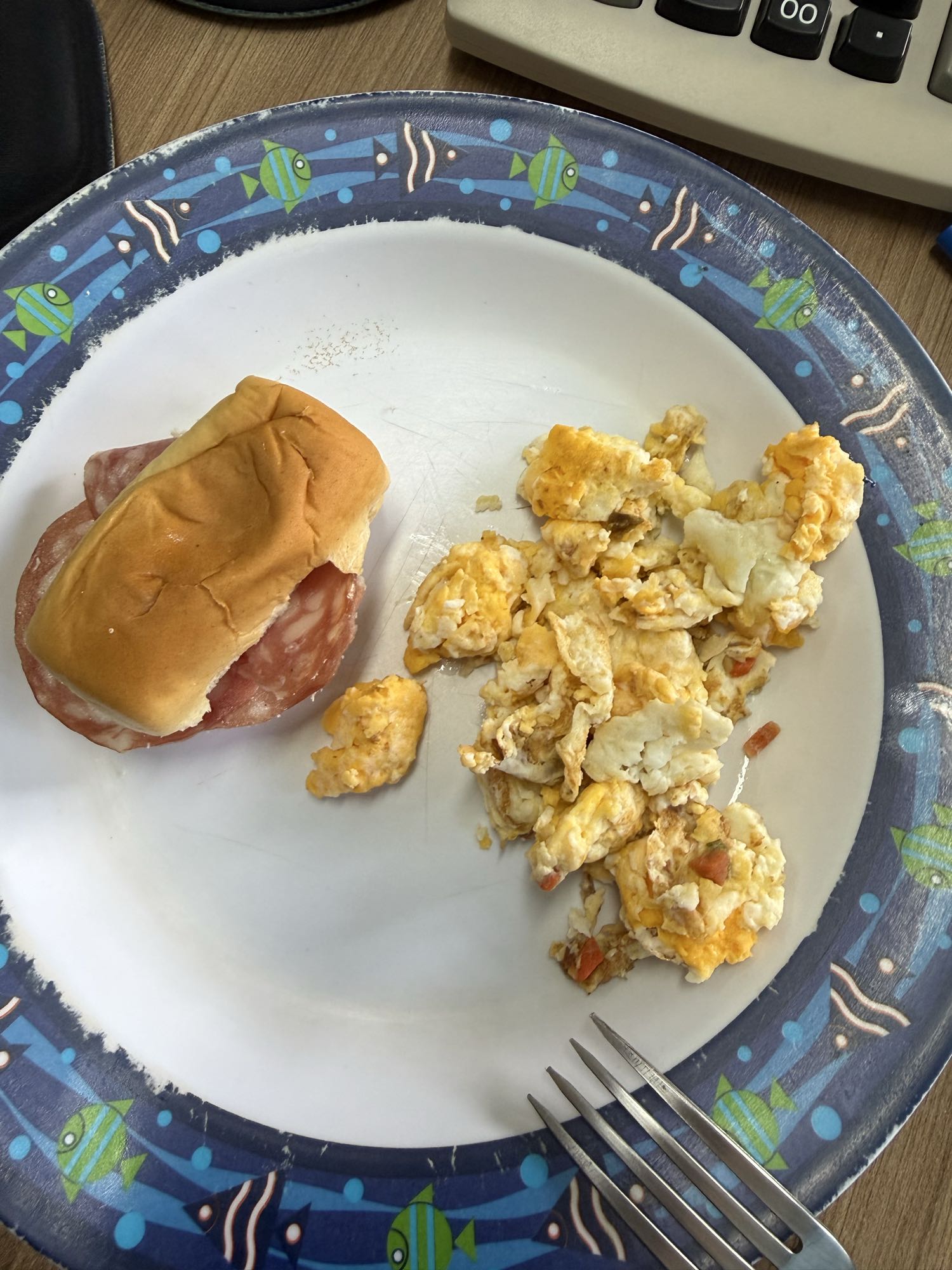 Pão com salame e ovos