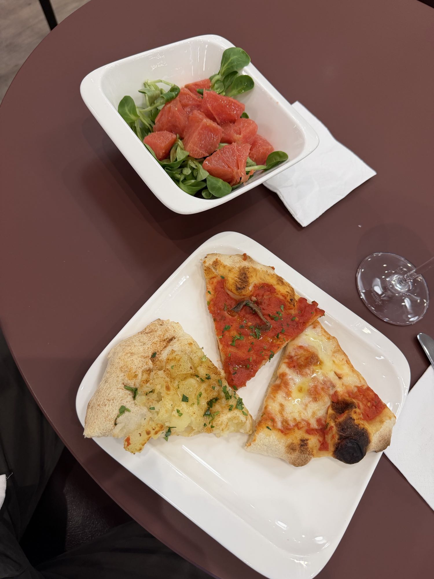 Pizza e insalata agli agrumi e pomodori