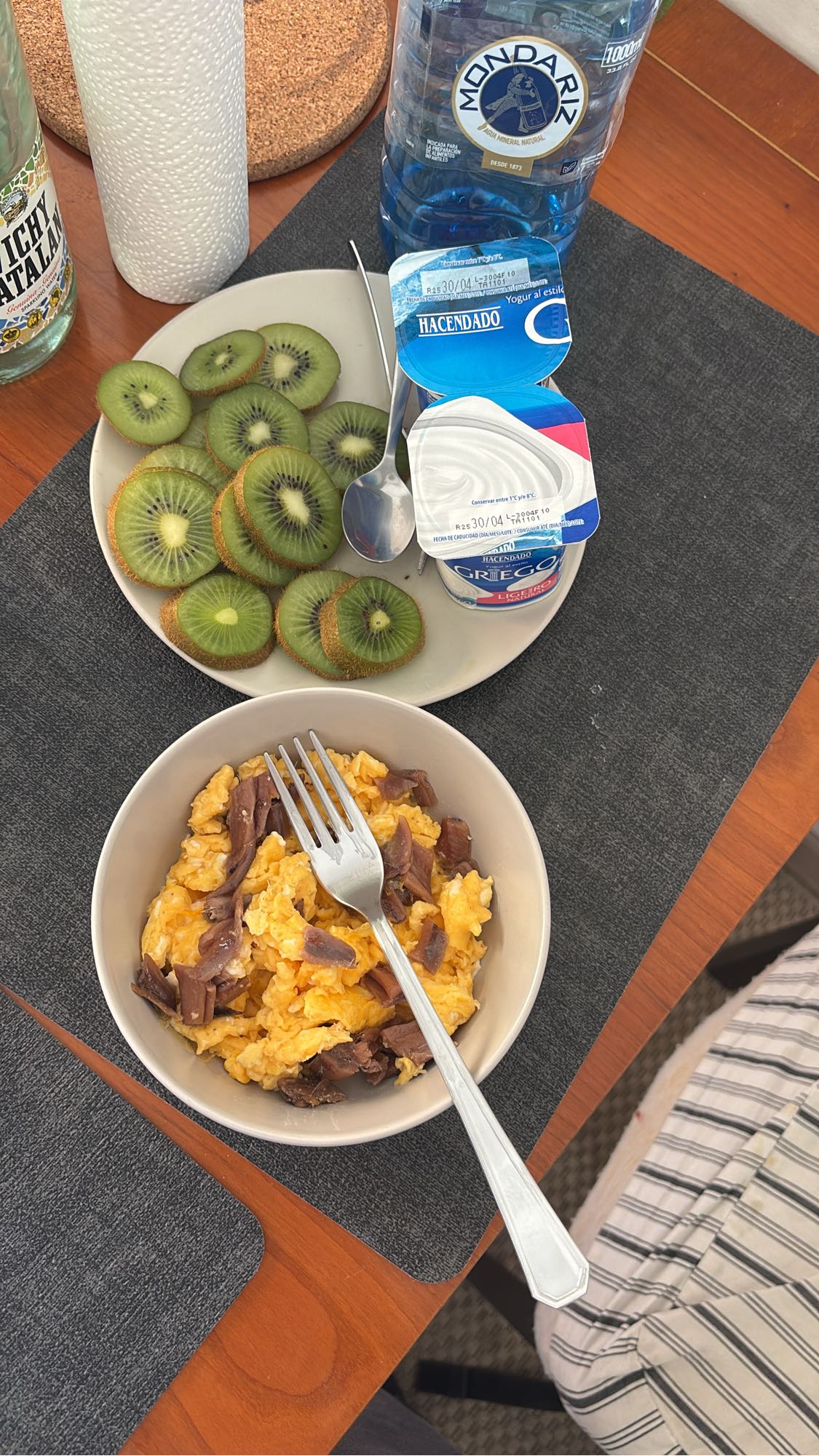 desayuno con kiwi y huevos