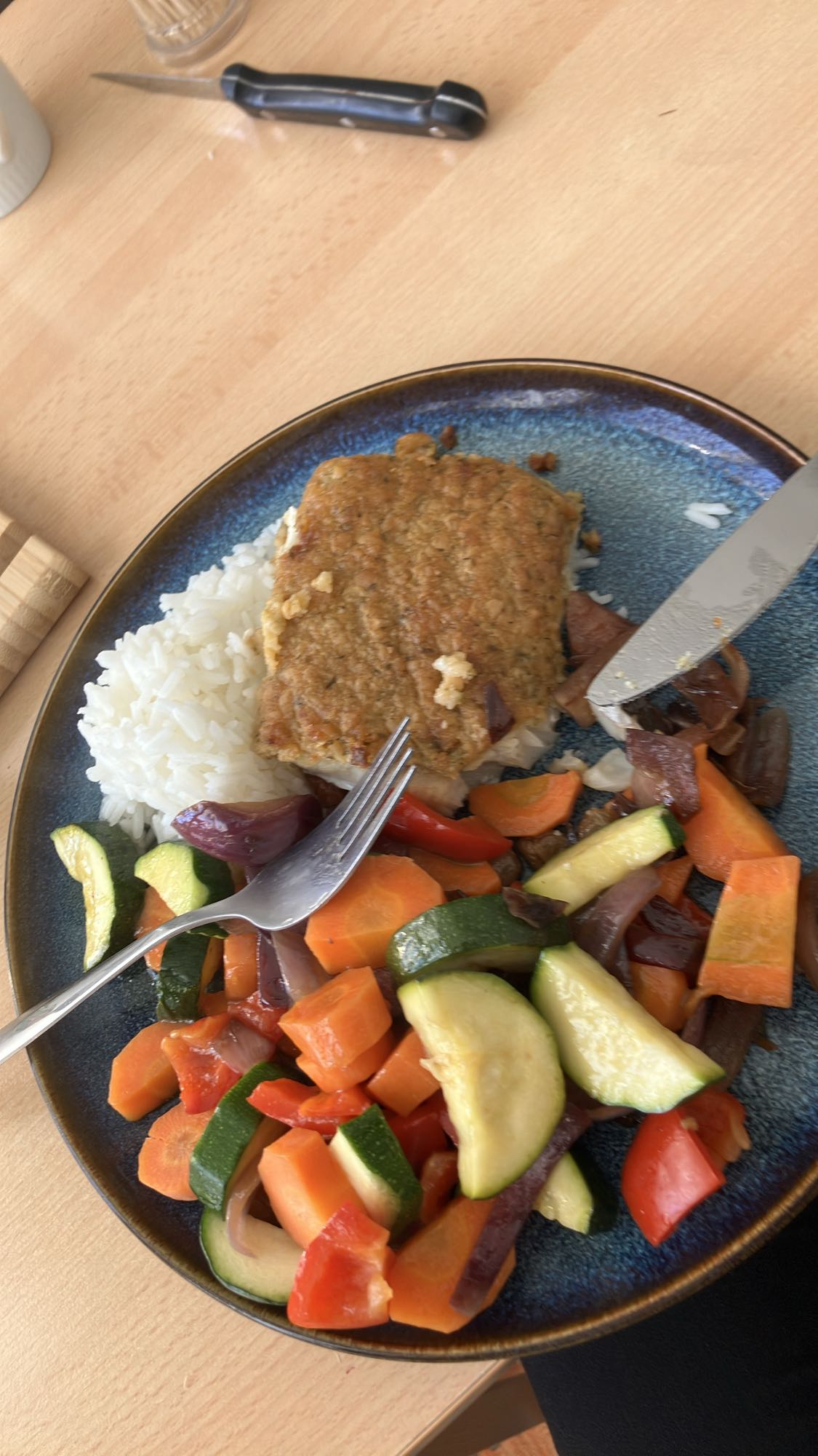 Peixe com arroz e legumes