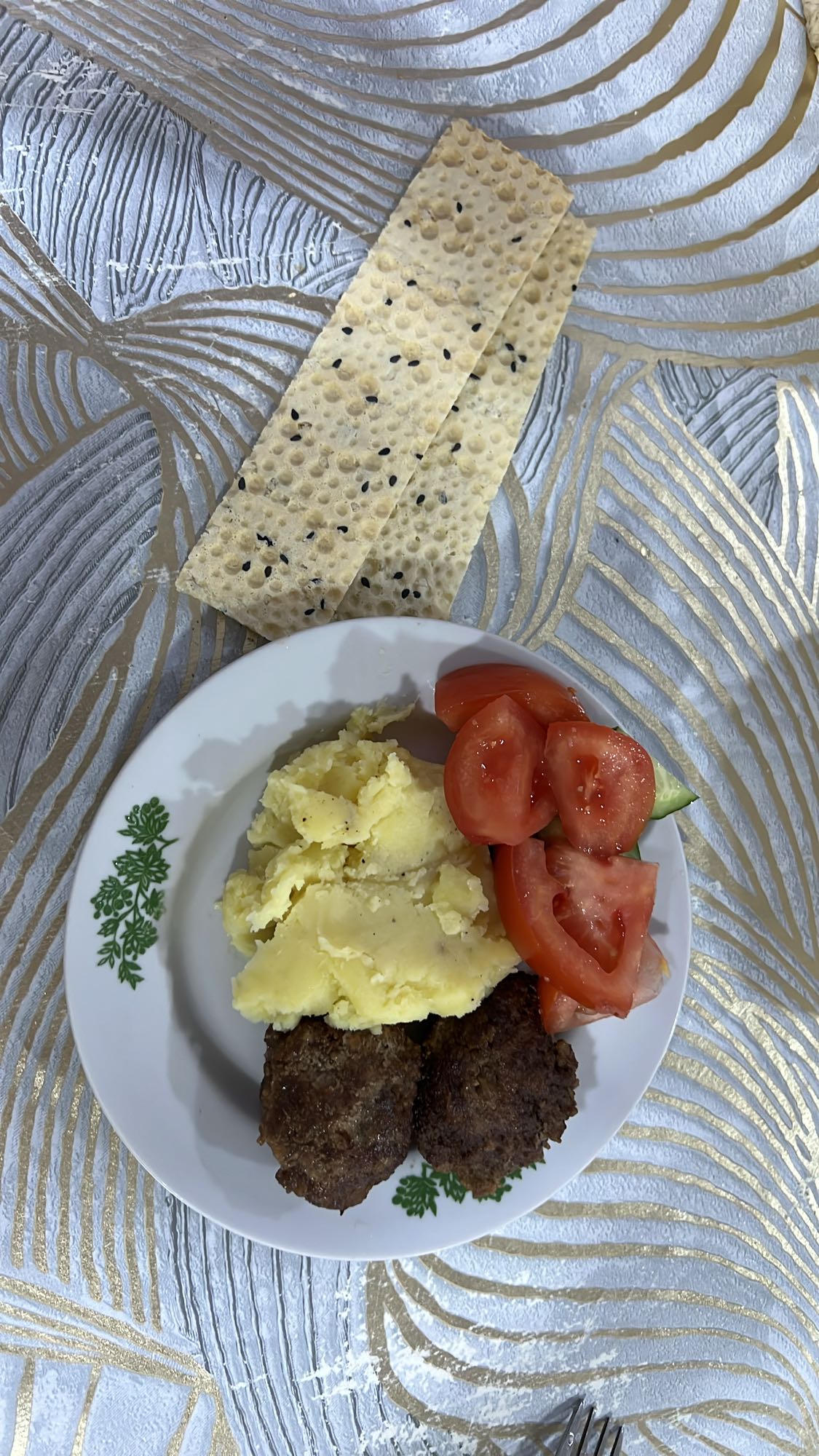 Котлеты с пюре и хлебцами