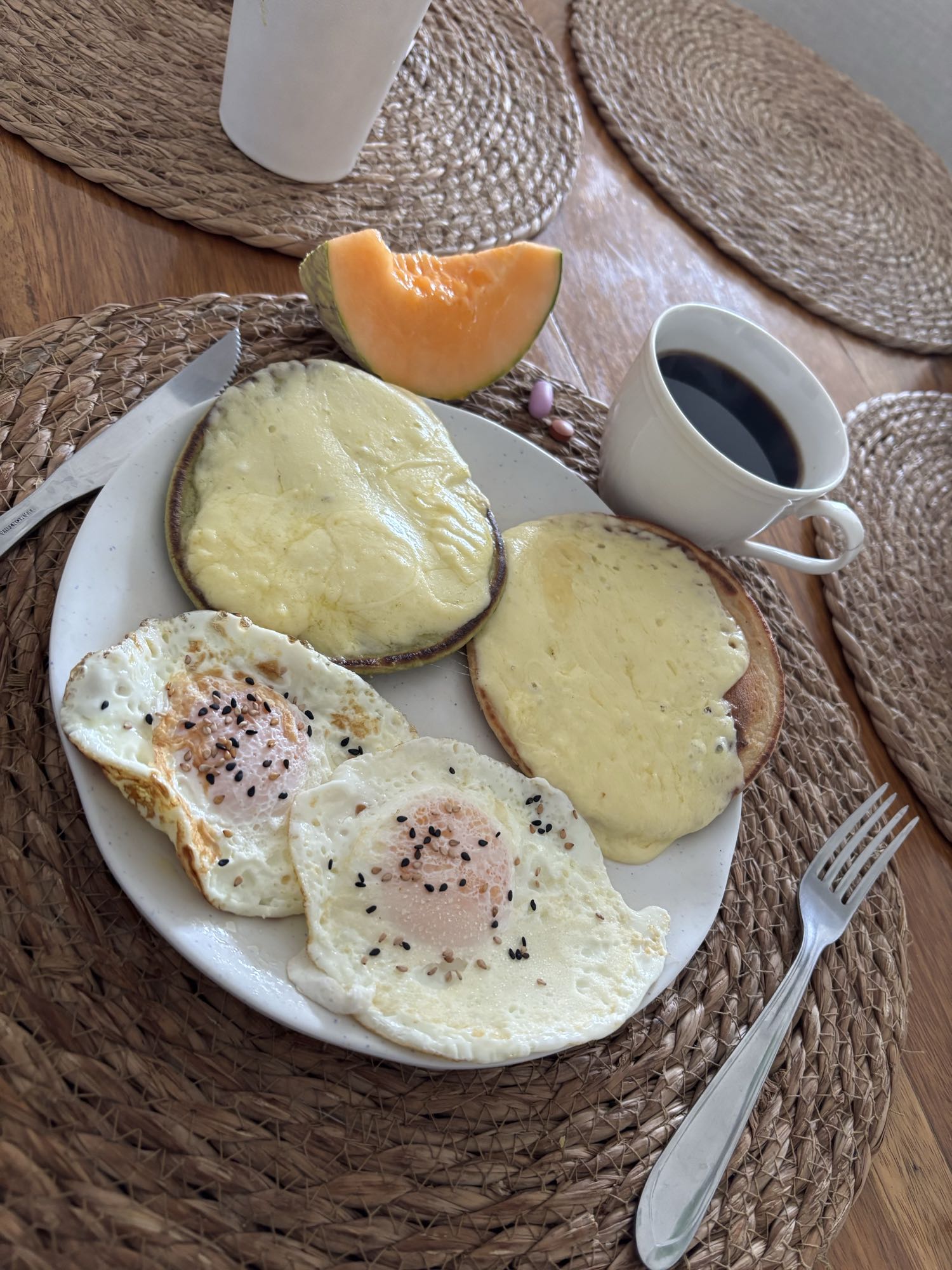 desayuno con hotcakes de espinaca y avena