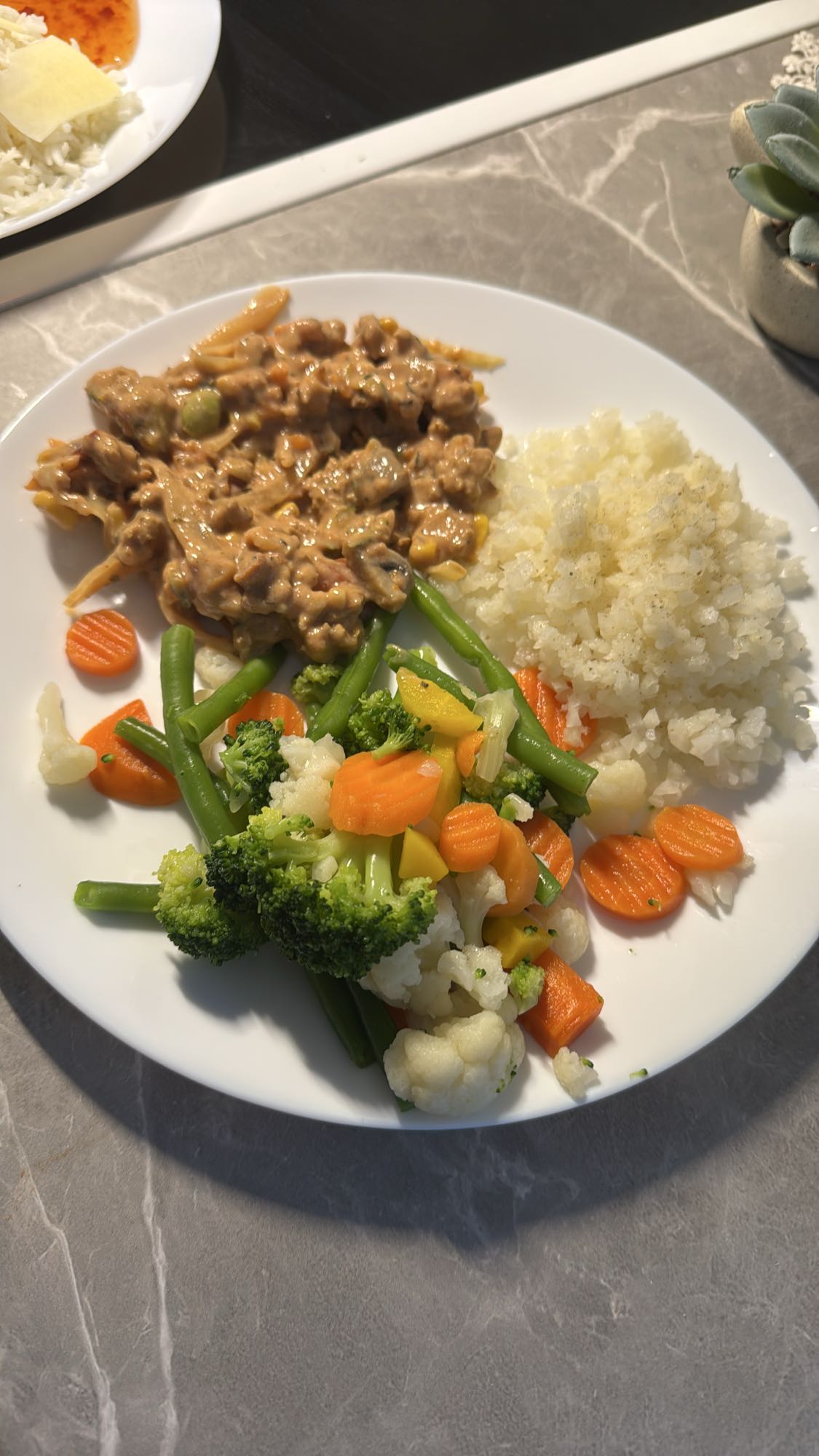 Blomkålris med kycklinggryta och kokta wokgrönsaker