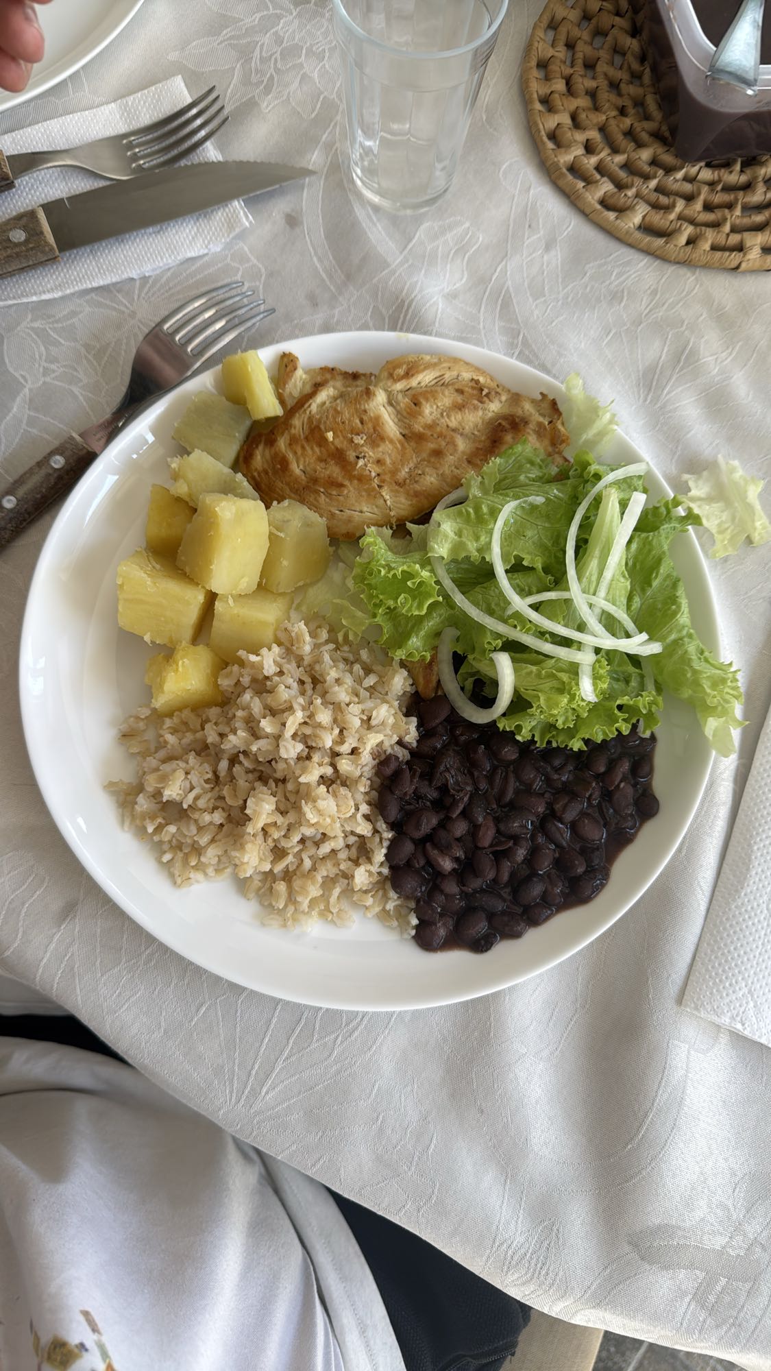 Frango com arroz e feijão