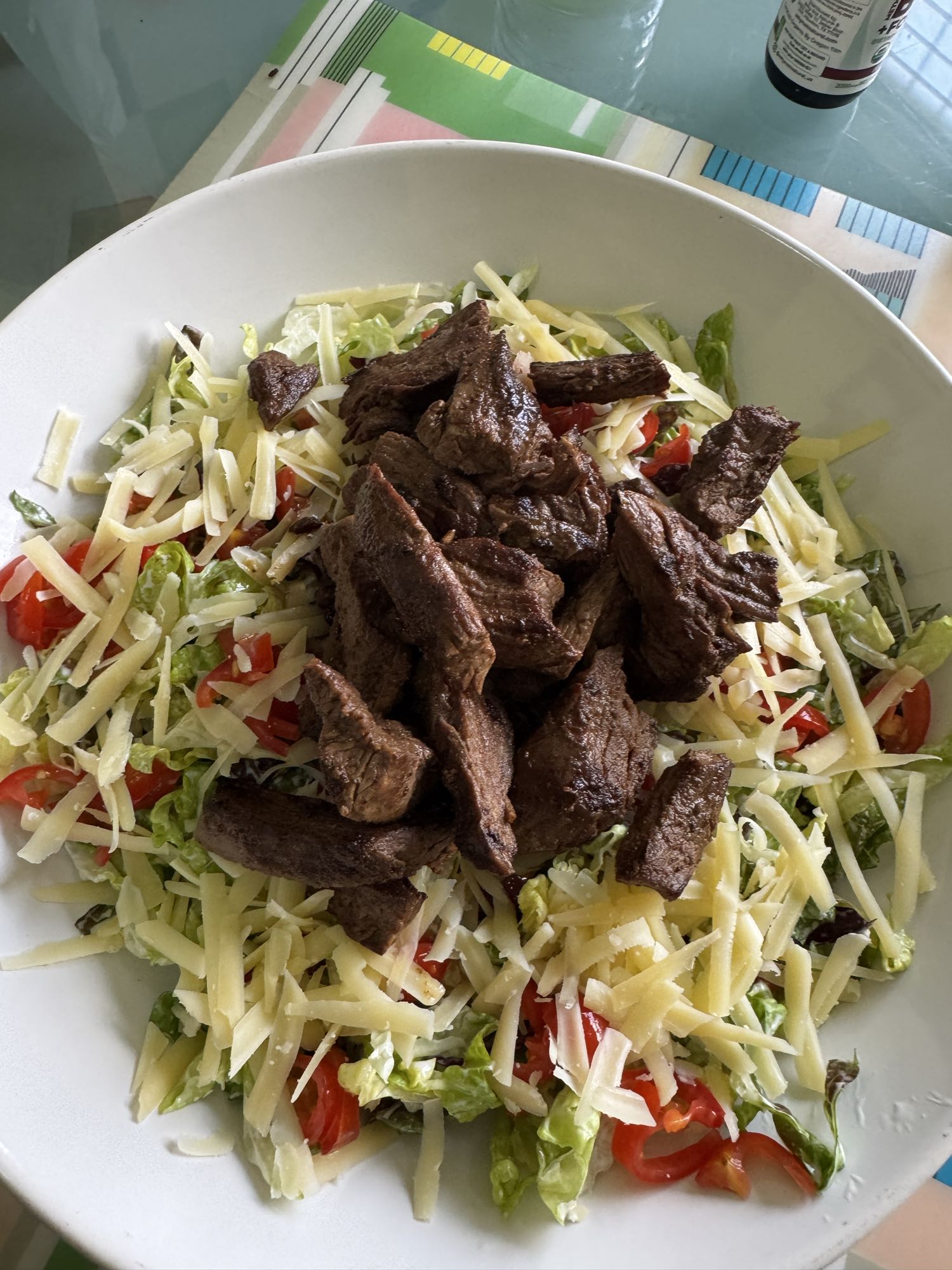 ensalada con res y queso