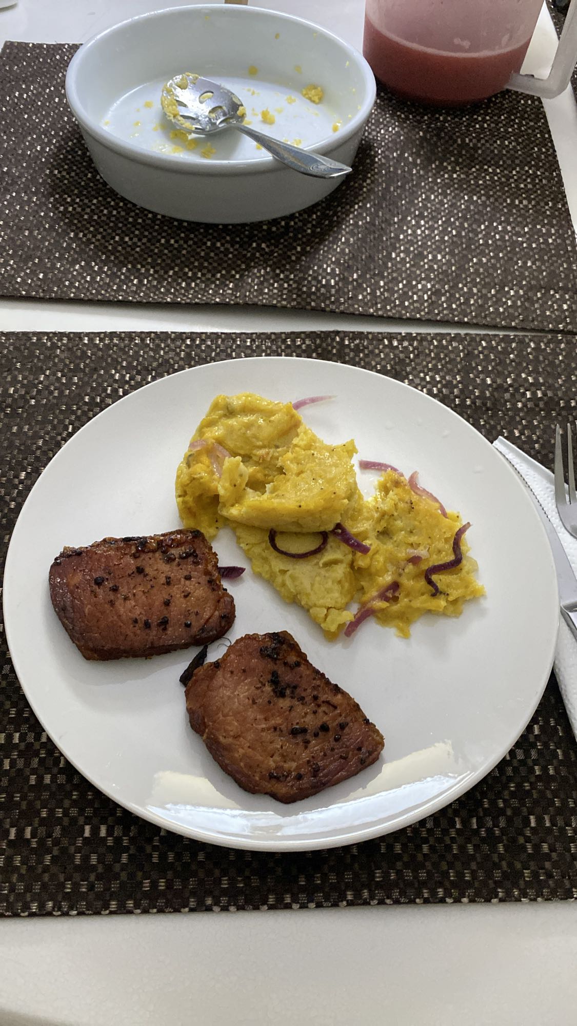 mangú de plátano verde con dos pedazos de lomo de cerdo