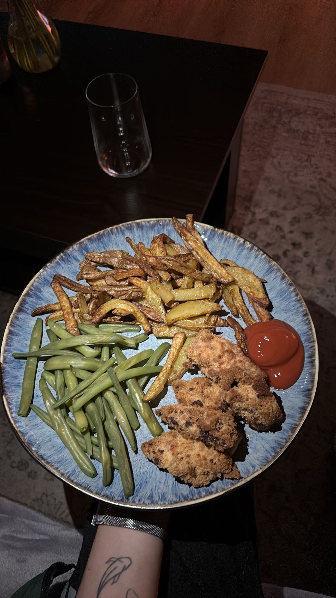 Paniertes Huhn mit Beilagen