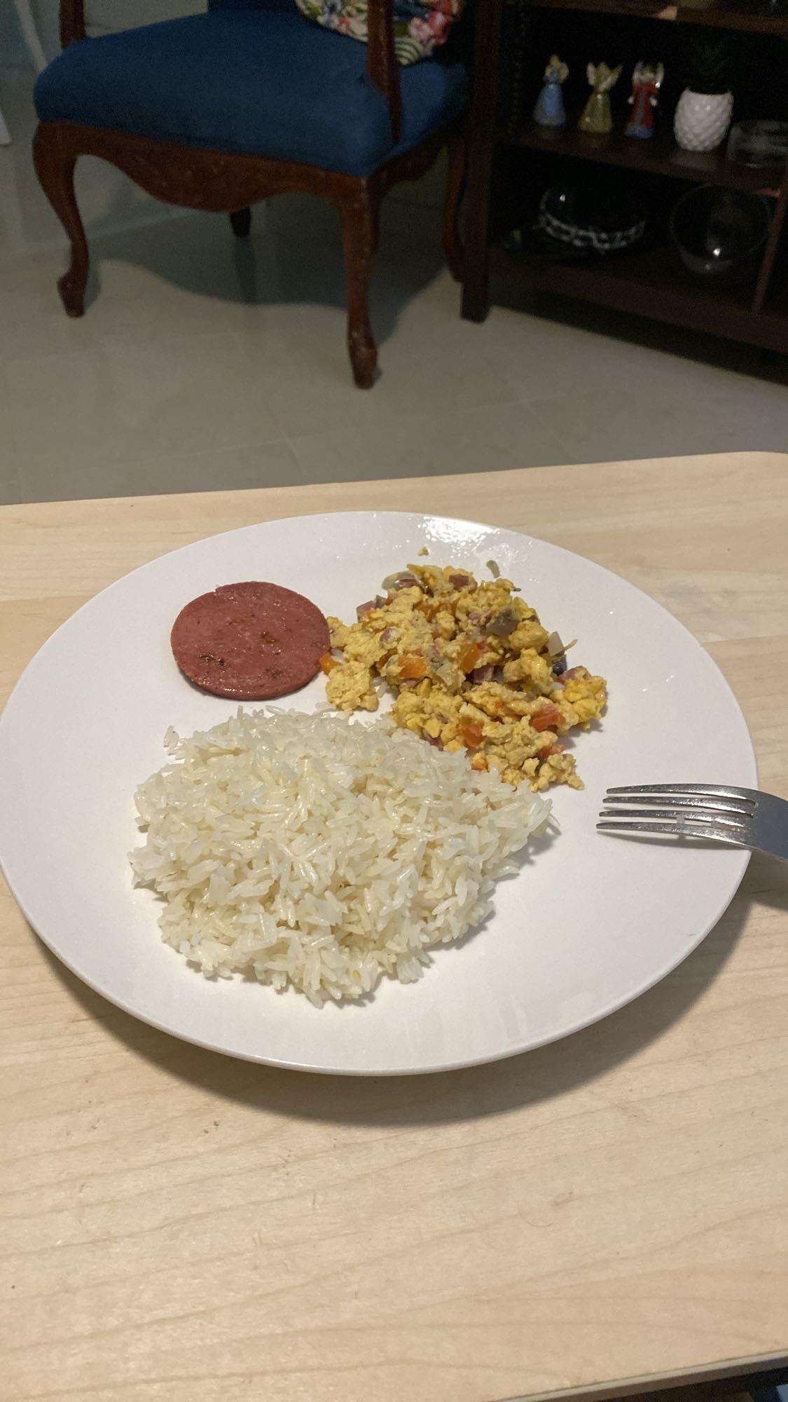 Arroz blanco con huevo revuelto, vegetales y salami a la plancha