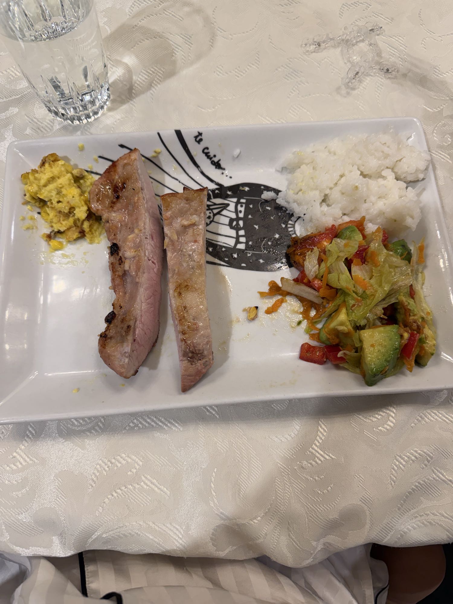 cerdo con arroz, ensalada y tarta de choclo