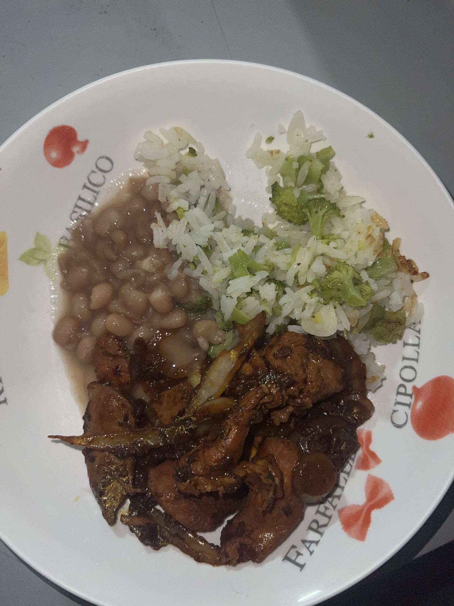 Frango com arroz e feijão