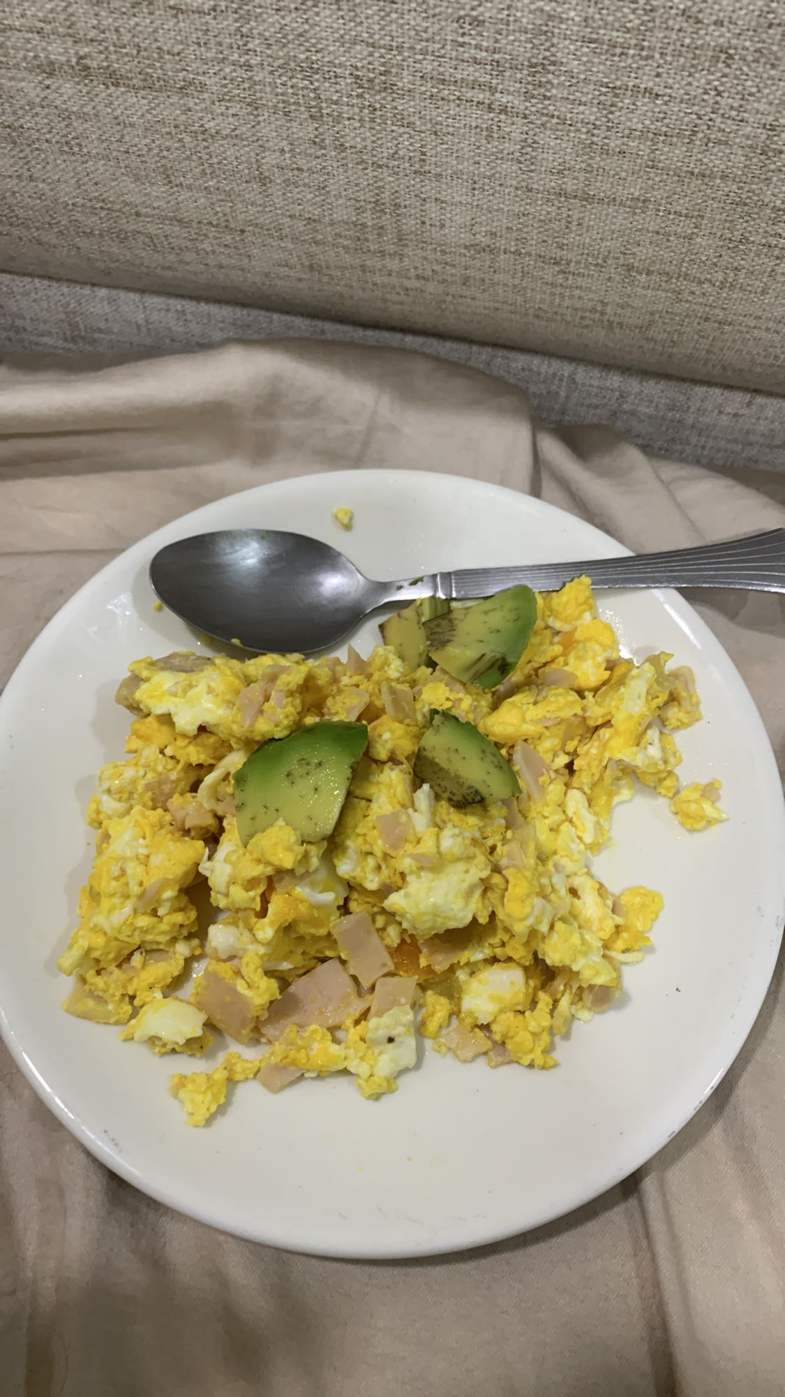 huevos revueltos con aguacate
