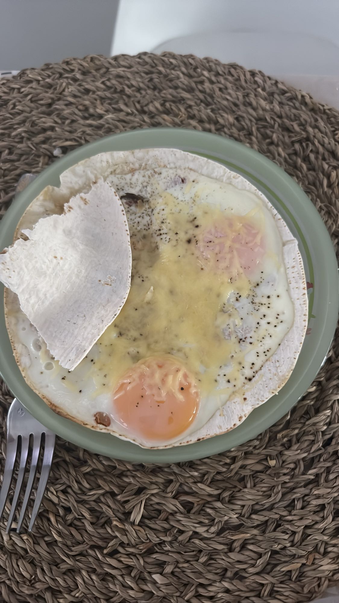 Лаваш с яйцами и сыром
