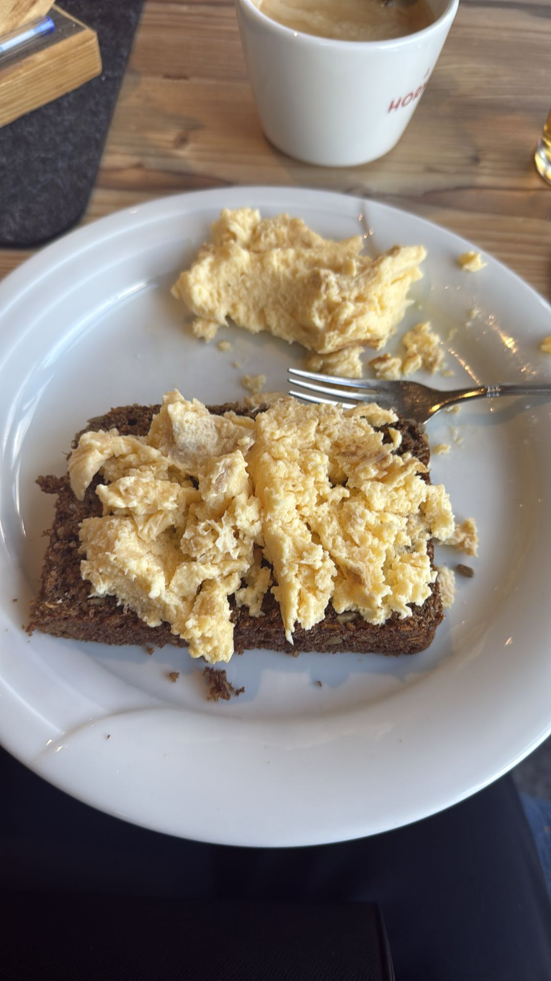 Roerei op roggebrood