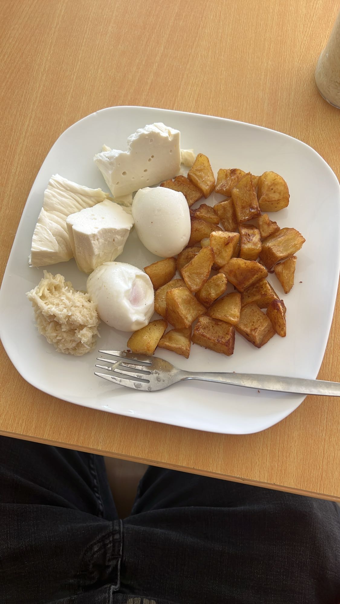 Ouă cu cartofi și brânză