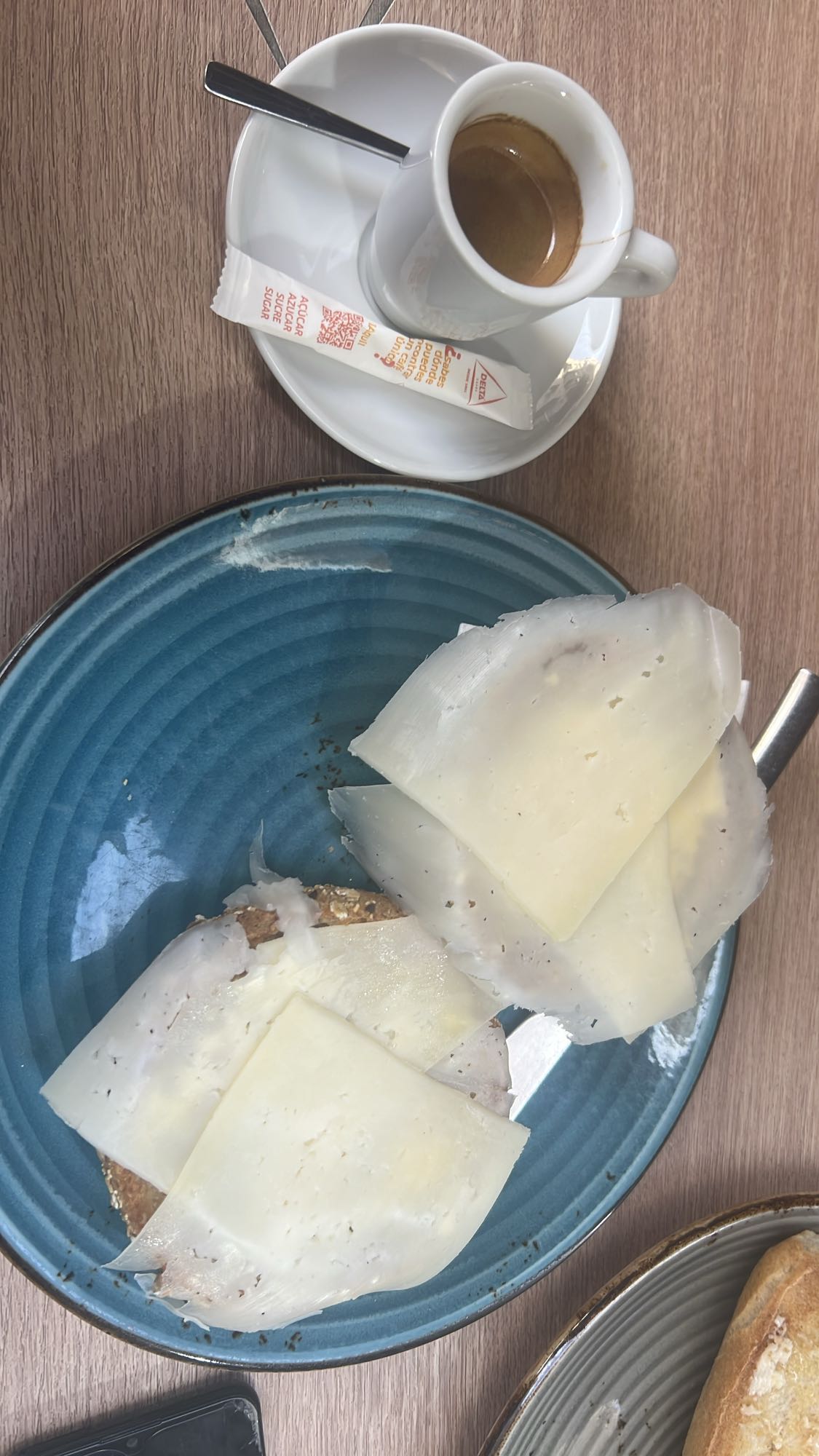 tostadas con queso y cafe