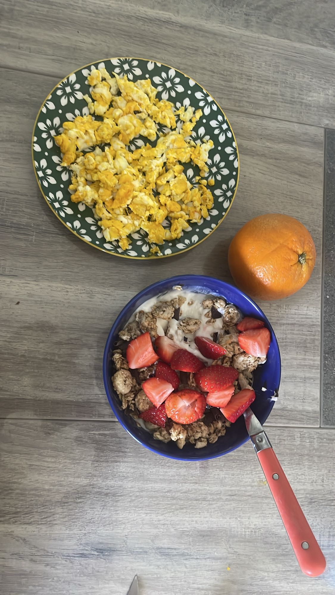 Oeufs brouillés et bol fruité au fromage blanc 3%