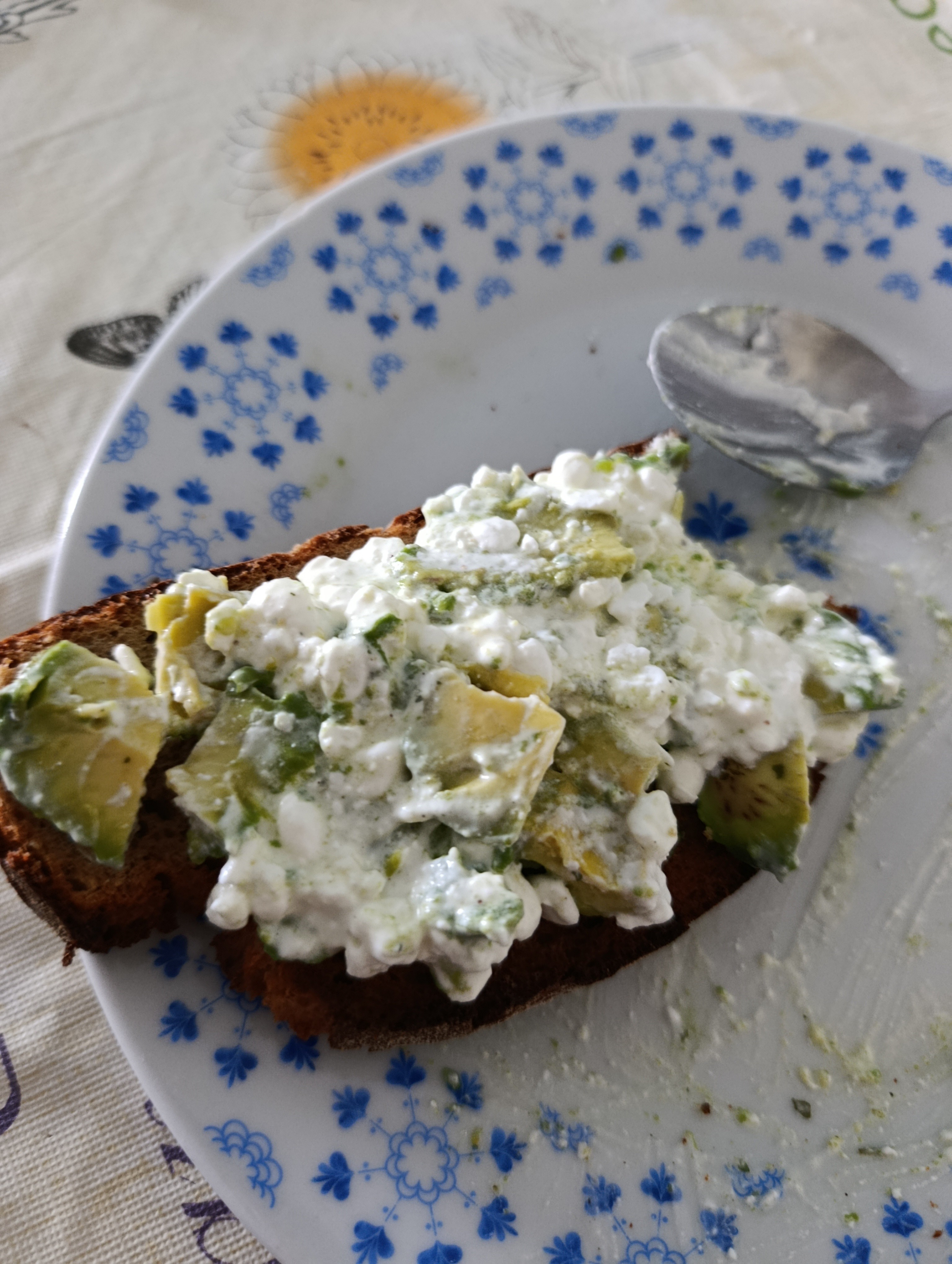 tostada con aguacate