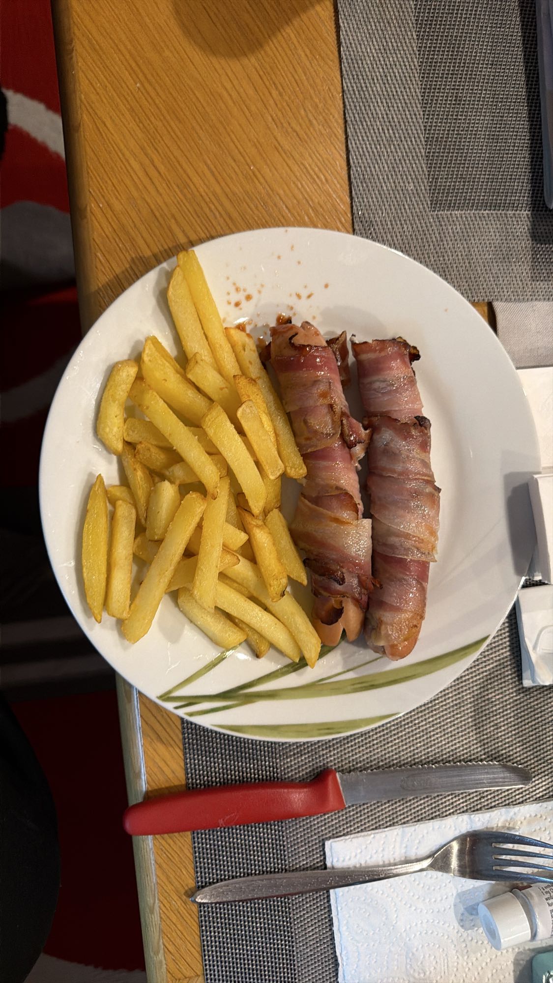 Pommes mit Speckwürstchen