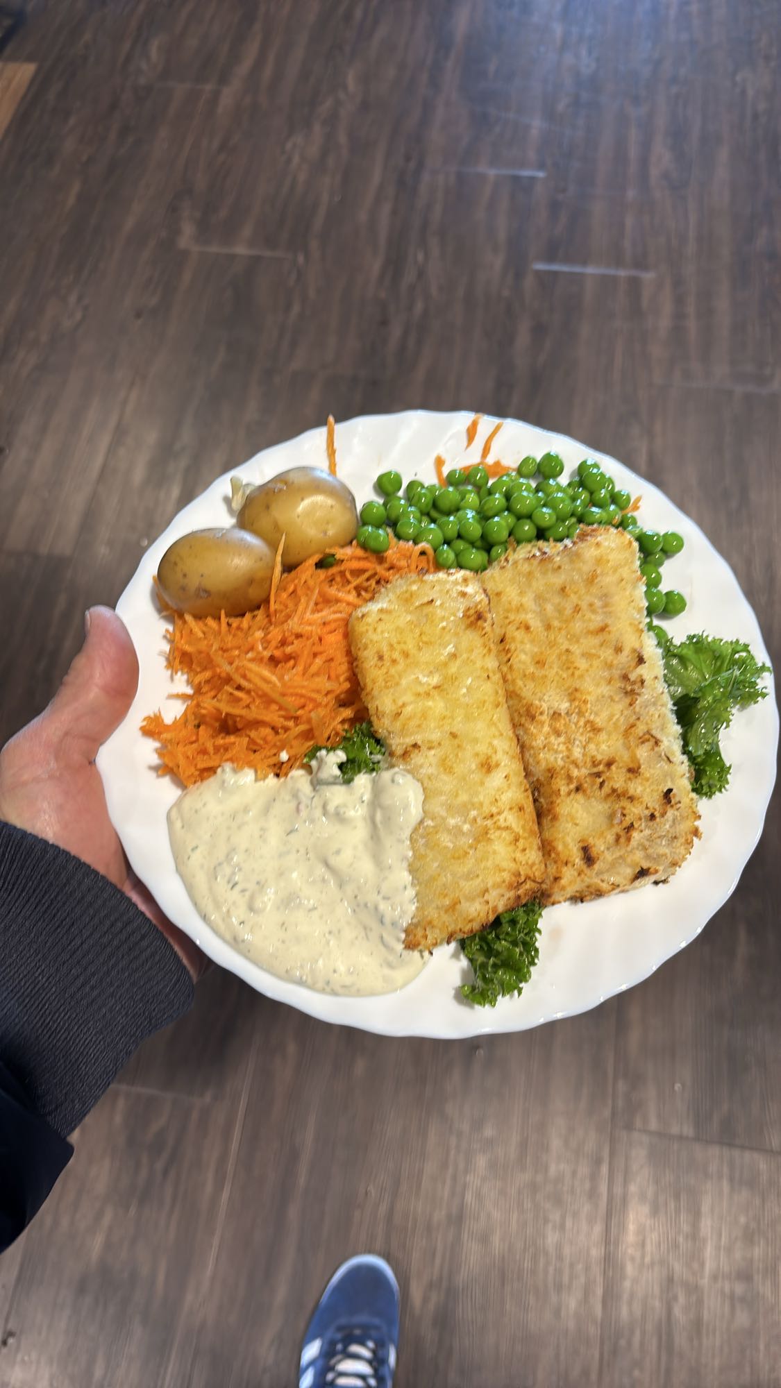 Panerad fisk med tillbehör