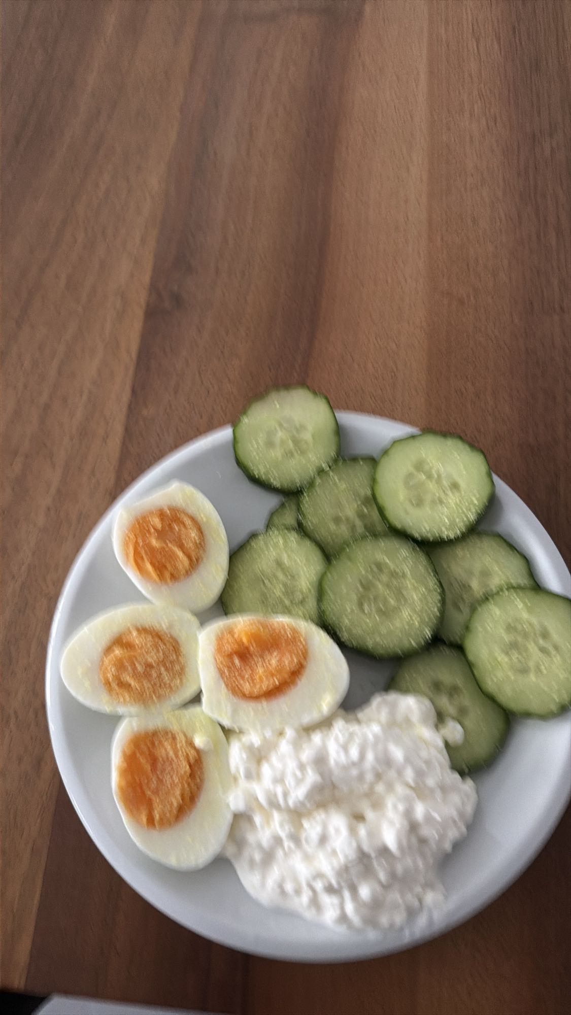 Eier mit Gurke und Hüttenkäse