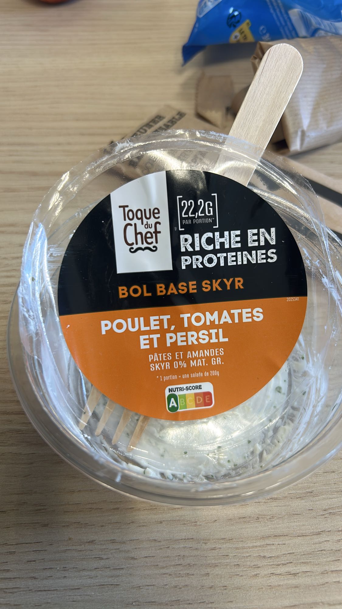 bol skyr poulet tomates avec part de pizza reine et m&m's