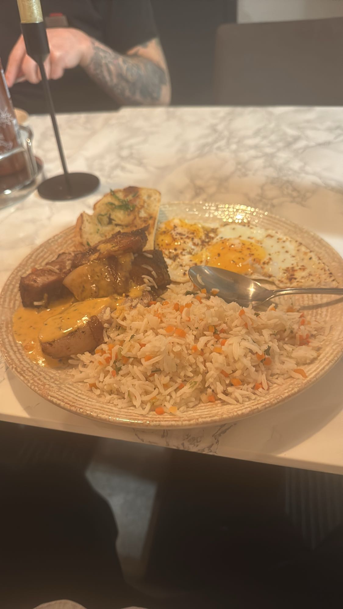 Ris med ägg och kött
