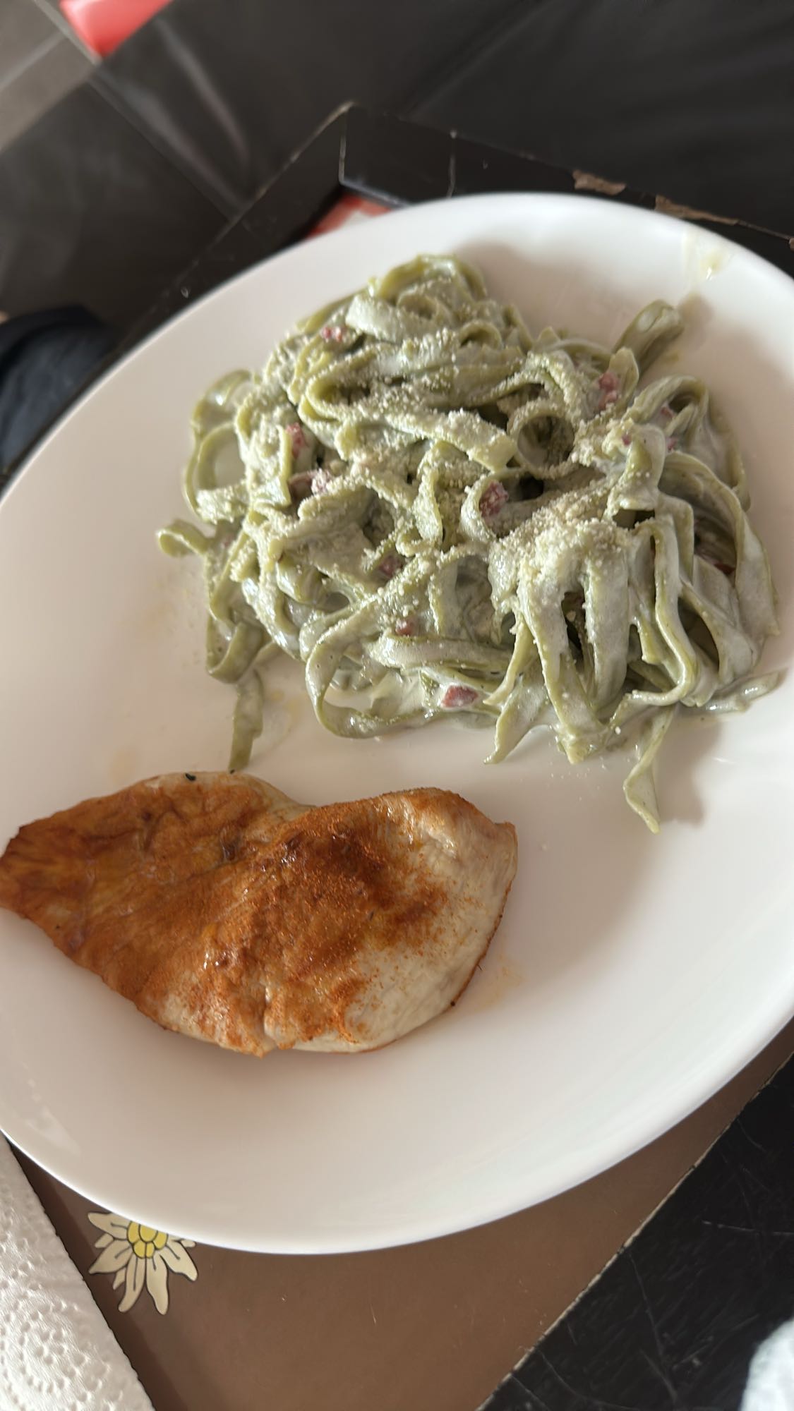 Huhn mit grüner Pasta