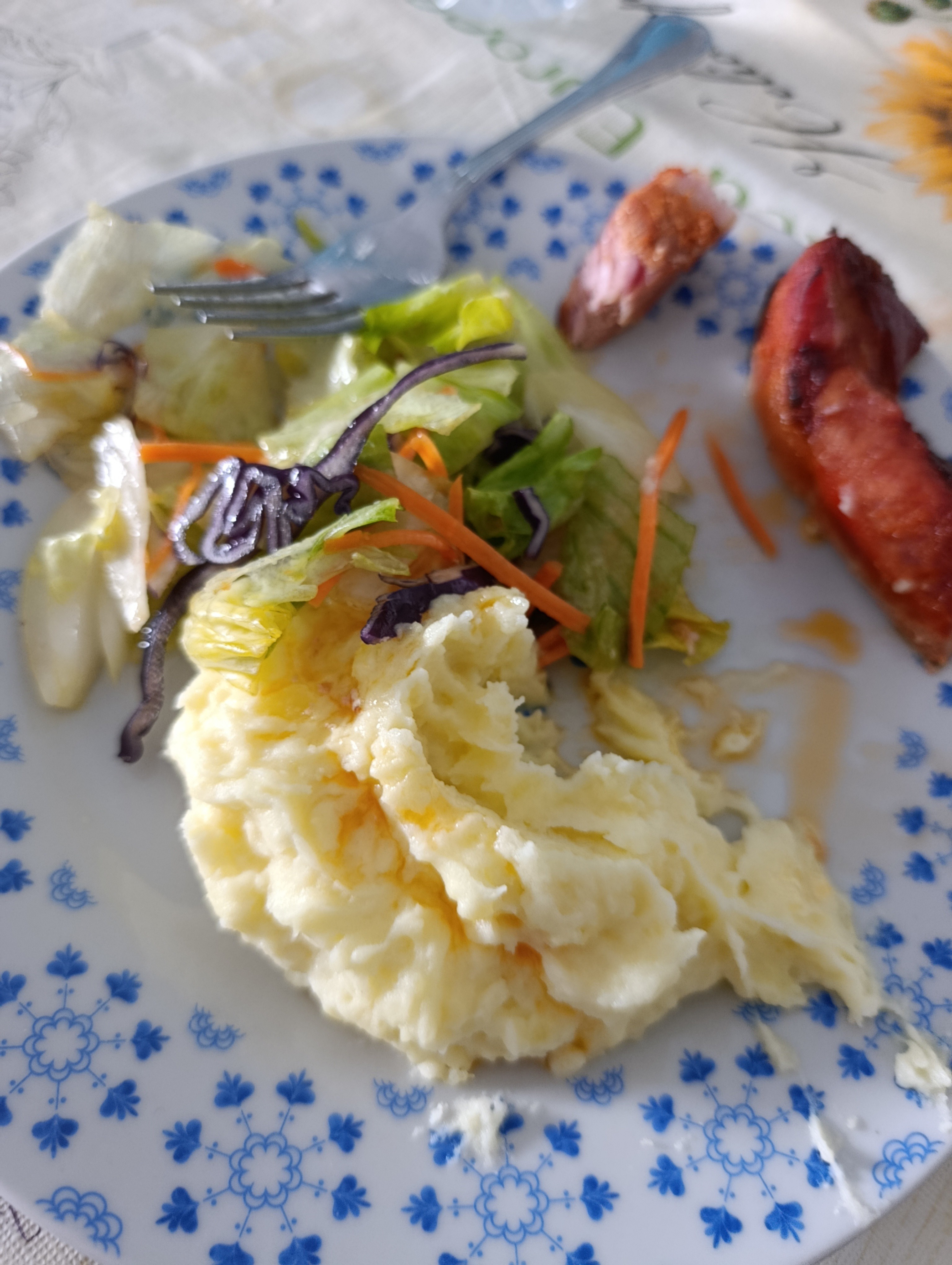 puré con ensalada y salchicha