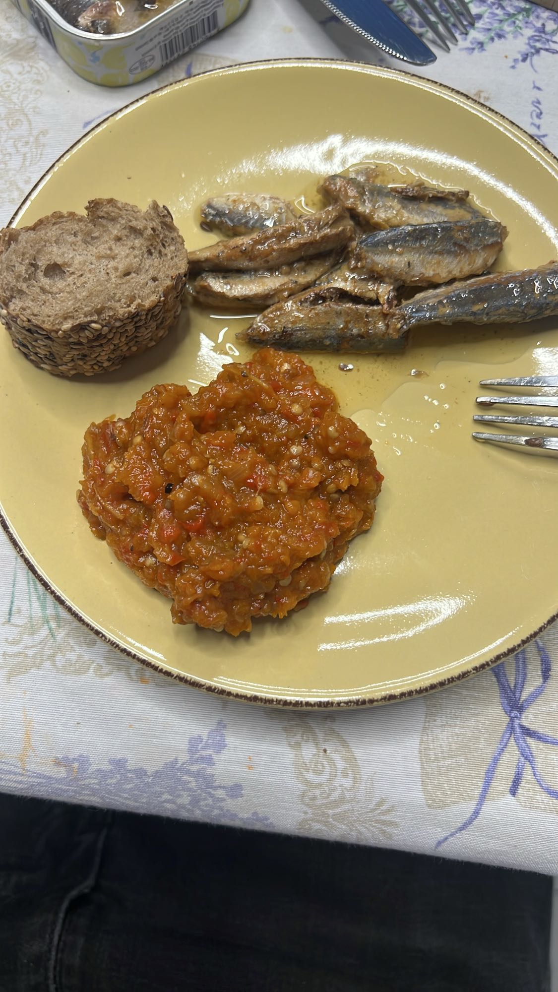 Sardine cu zacusca si paine