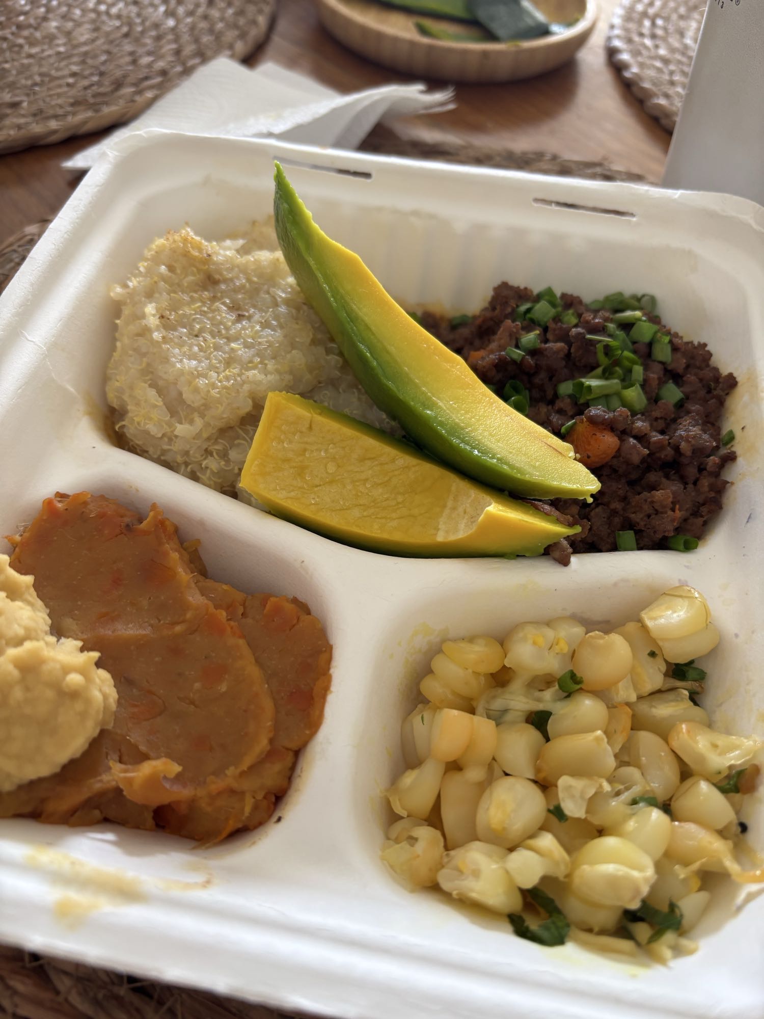 quinua con carne, palta y crema de garbanzo