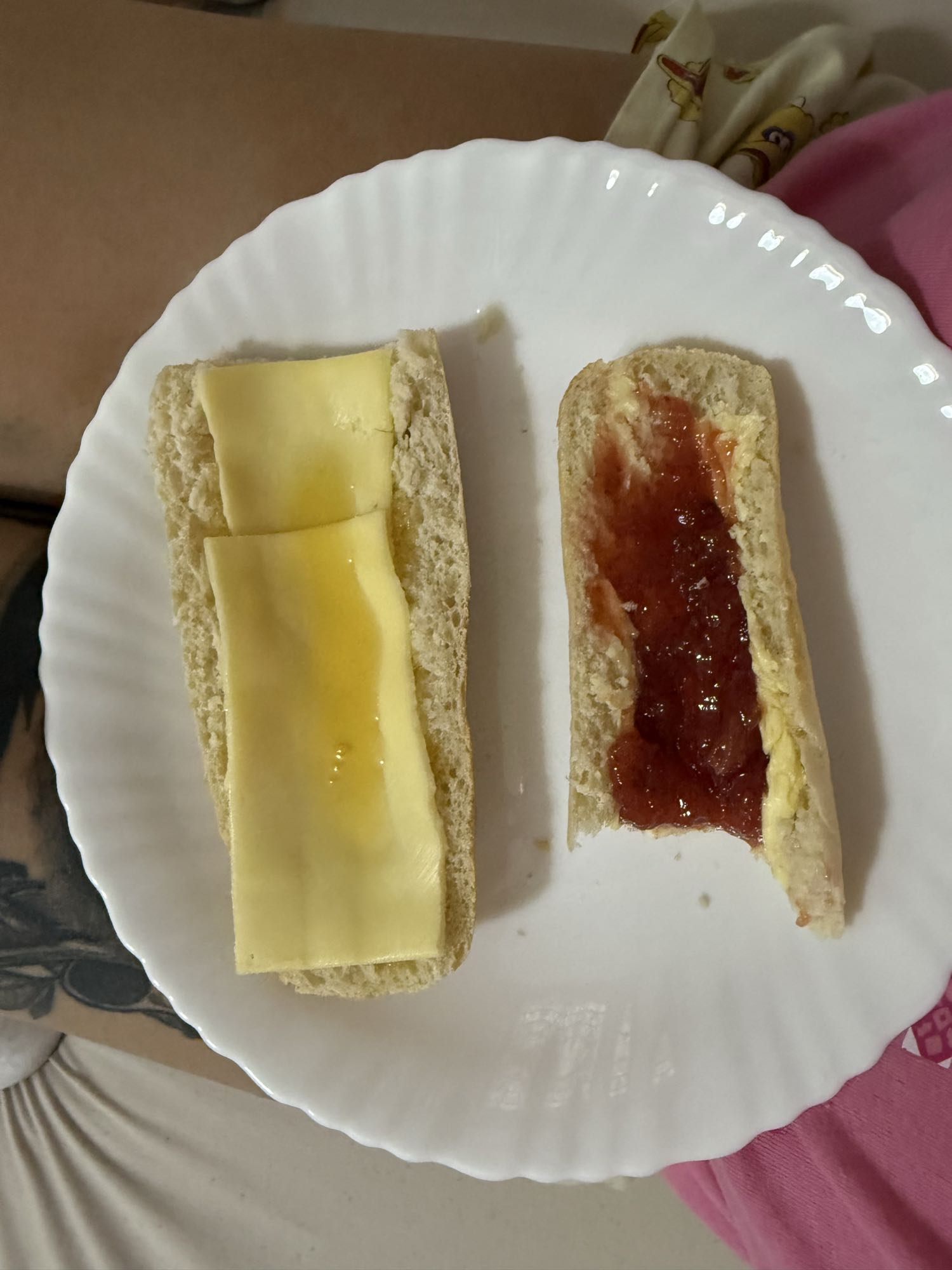 bocadillo con queso y mermelada