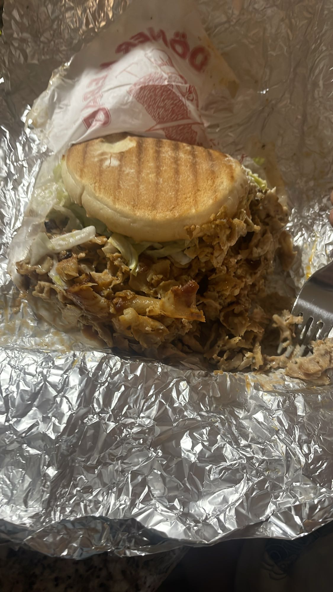 arepa con carne y lechuga